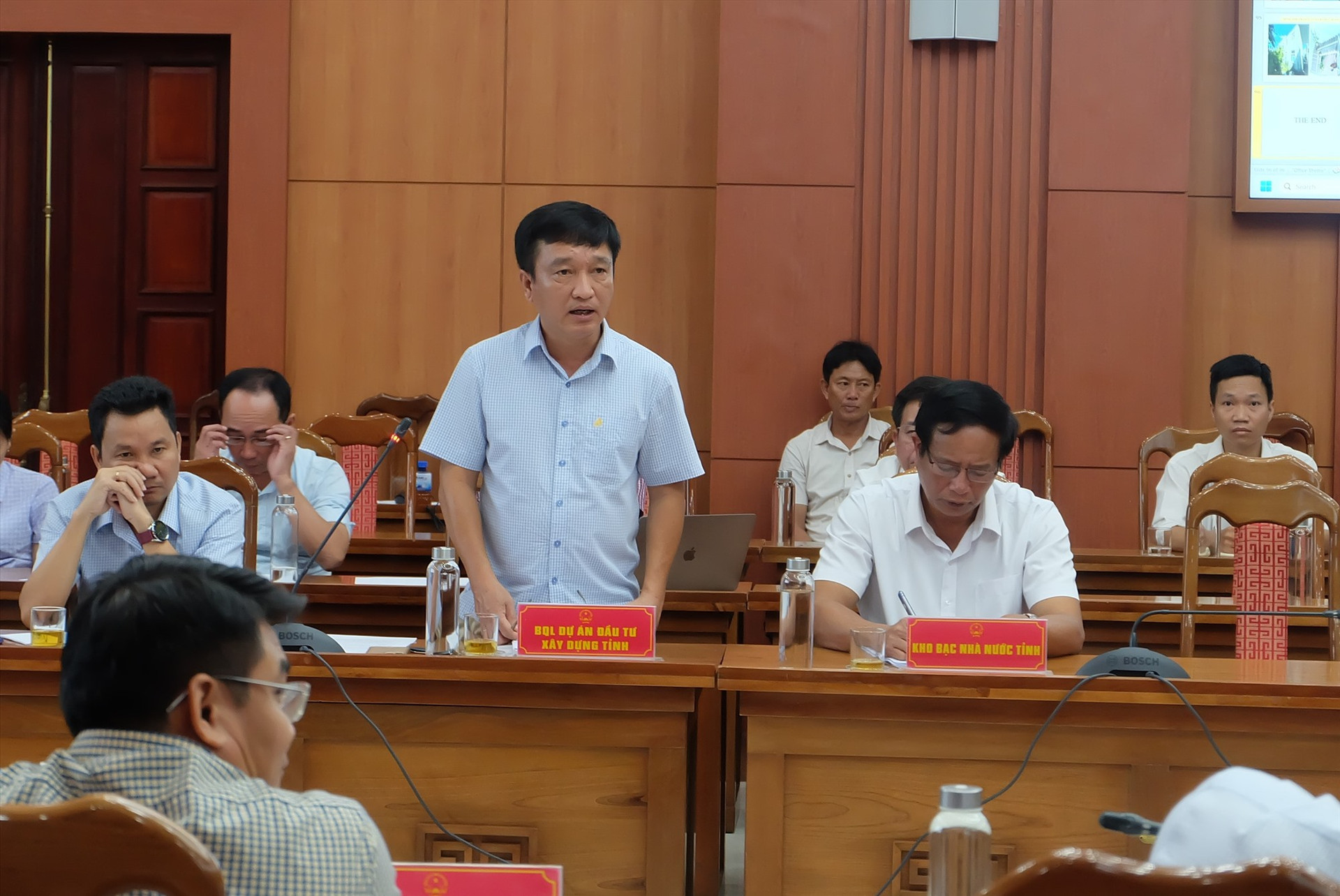 Ông Huỳnh Xuân Sơn - Giám đốc Ban Quản lý dự án đầu tư xây dựng Quảng Nam phát biểu tại cuộc họp. Ảnh: M.L