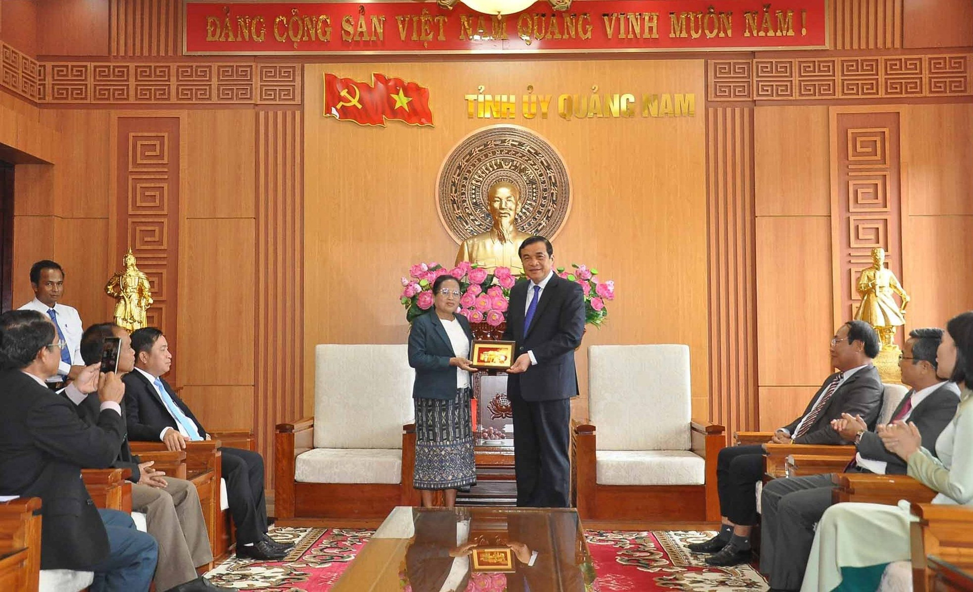 Bí thư Tỉnh ủy Phan Việt Cường tặng quà lưu niệm cho đồng chí Bun-hiên Bun-chít. Ảnh: TÂM ĐAN