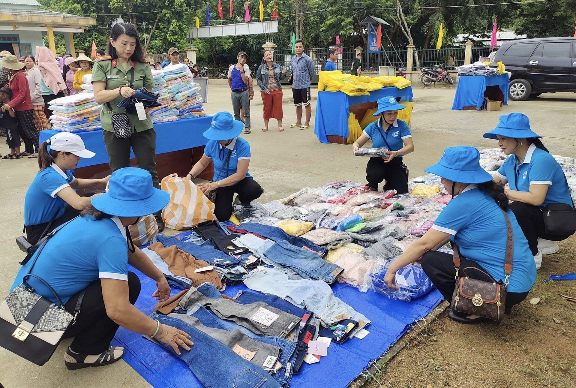 Bài trí các sản phẩm tại “Phiên chợ vùng biên”.