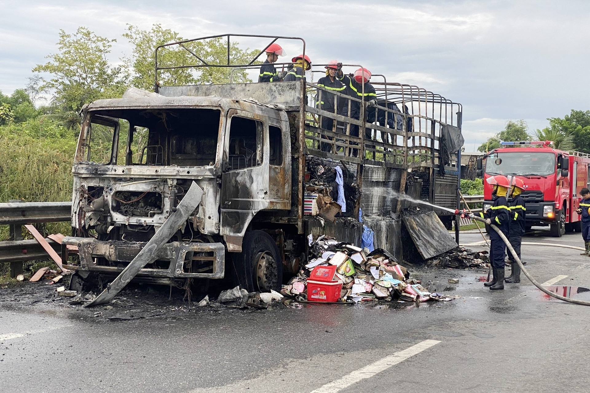 Hiện trường vụ cháy xe tải chở hàng hoá khi chạy qua địa phận xã Tam Xuân 2. Ảnh: N.Q