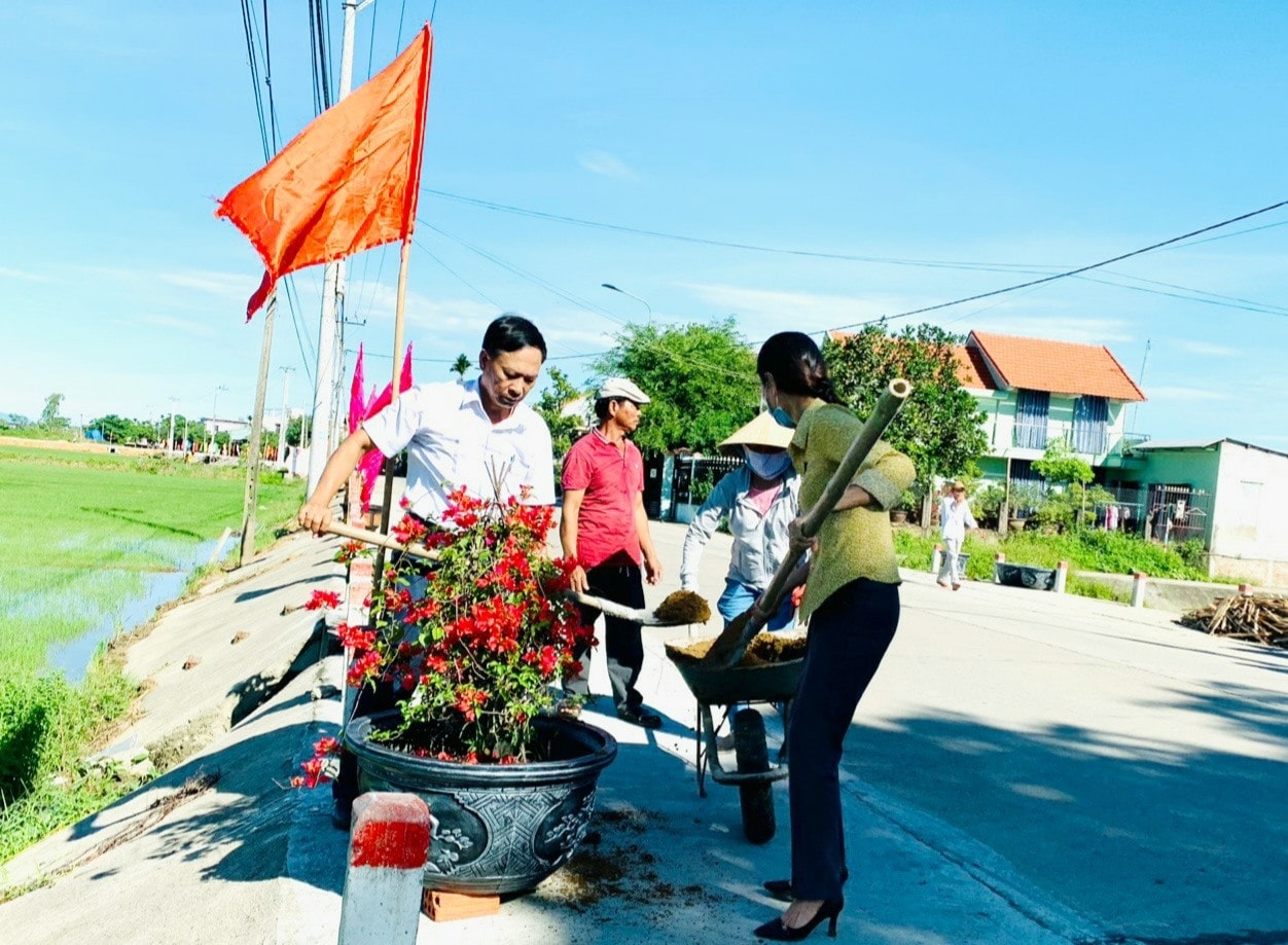 Trồng hoa và cây xanh để tạo cảnh quan nông thôn xanh - sạch - đẹp.  Ảnh: PV