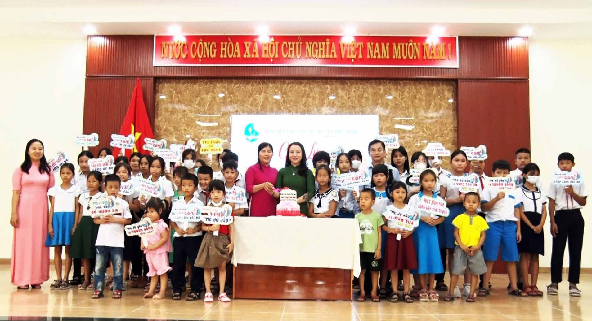 Lãnh đạo Hội LHPN tỉnh và huyện Phú Ninh tặng quà cho các cháu.