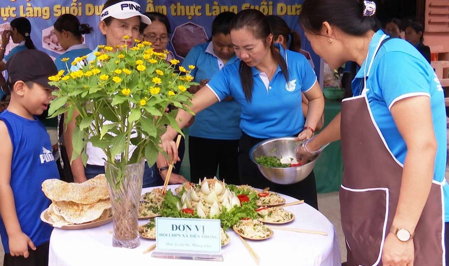 Các đơn vị tham gia phần thi ẩm thực với các món ăn đặc sản địa phương. Ảnh.N.HƯNG