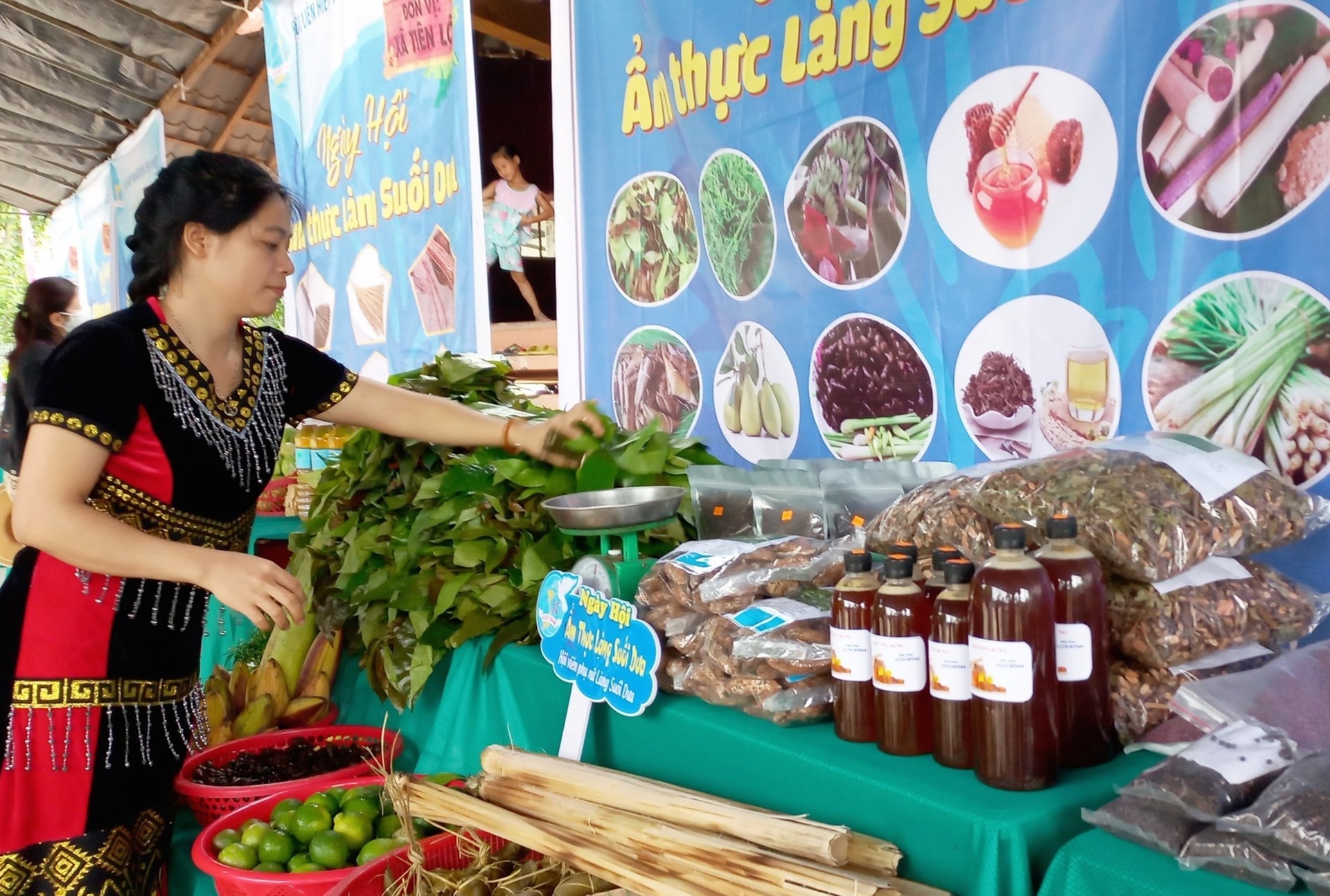 Chị em phụ nữ đồng bào Co đem đến ngày hội các sản phẩm nhà nông của làng mình. Ảnh.N.HƯNG