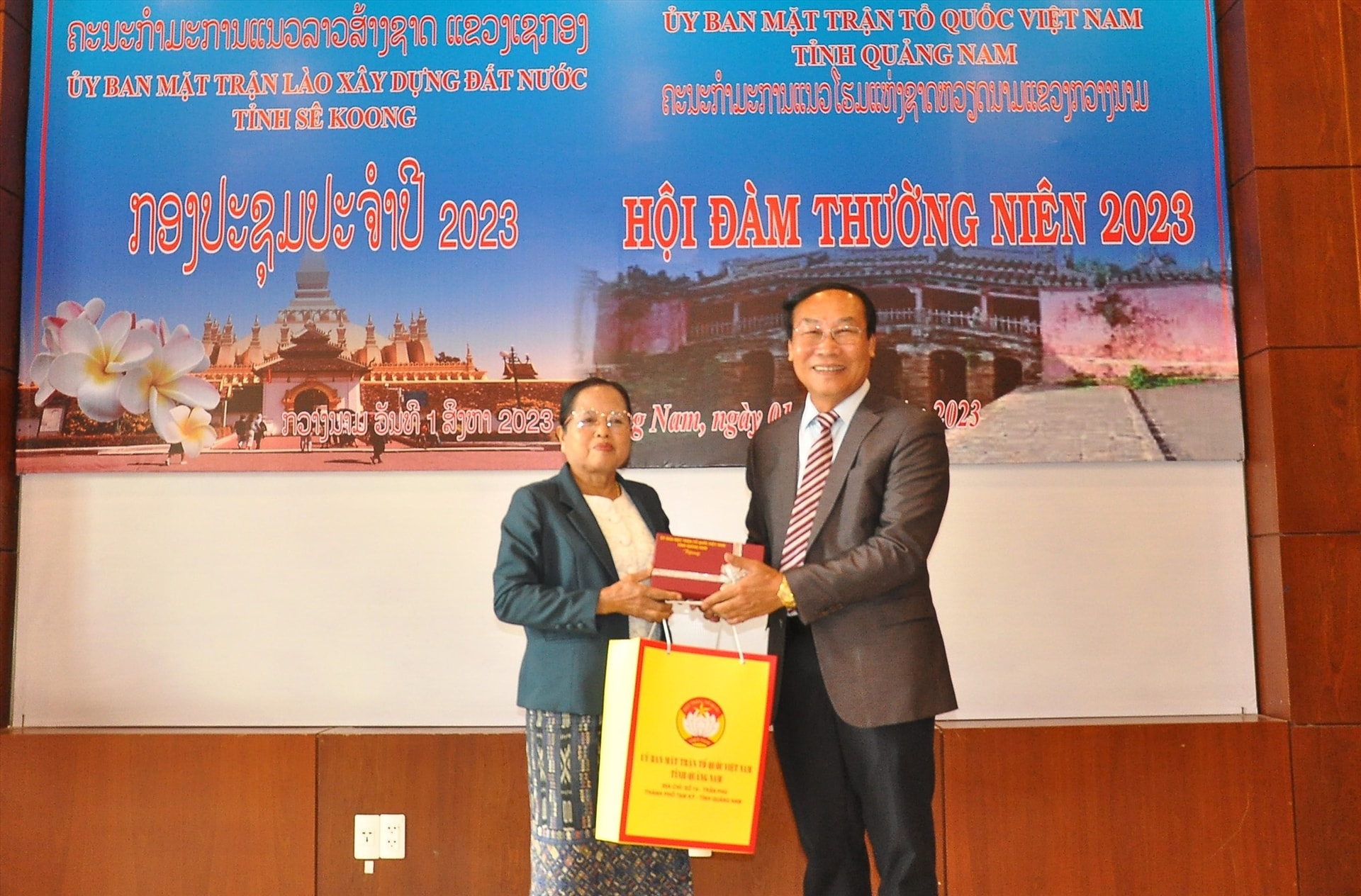 Vo Xuan Ca giving Bunhien Bunchit a gift