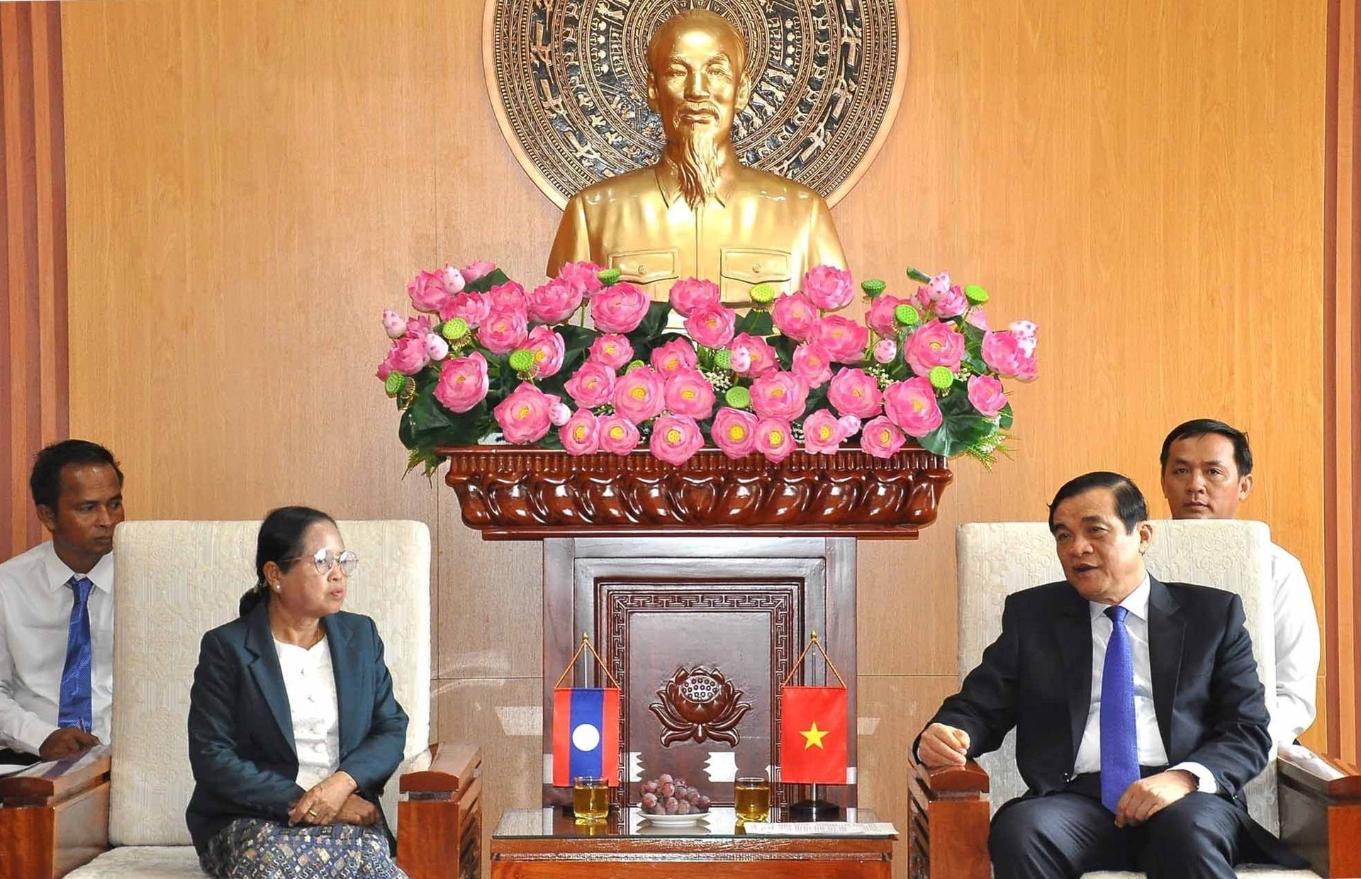 Secretary Cuong (R) and Chairwoman Bunhien Bunchit