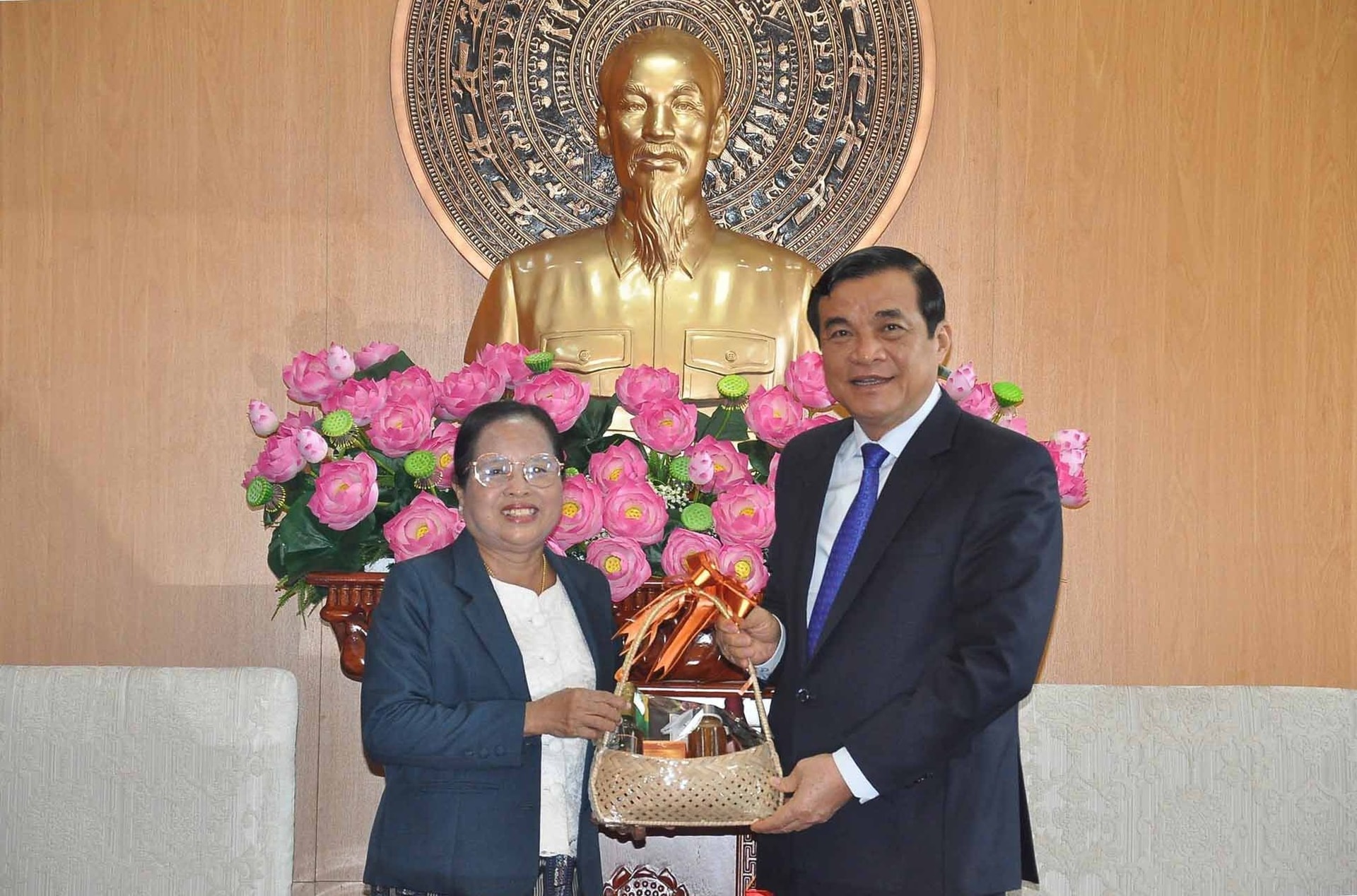 Chairwoman Bunhien Bunchit gives Secretary Cuong a present