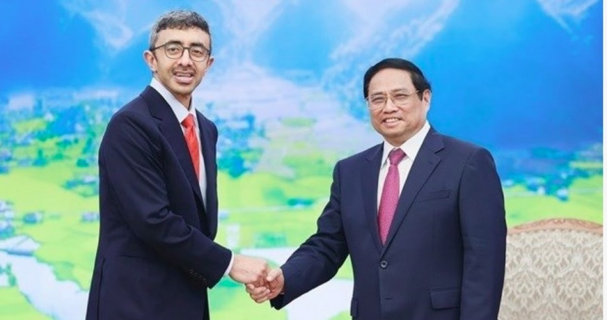 Prime Minister Pham Minh Chinh (R) and Foreign Minister of UAE Sheikh Abdullah bin Zayed Al Nahyan