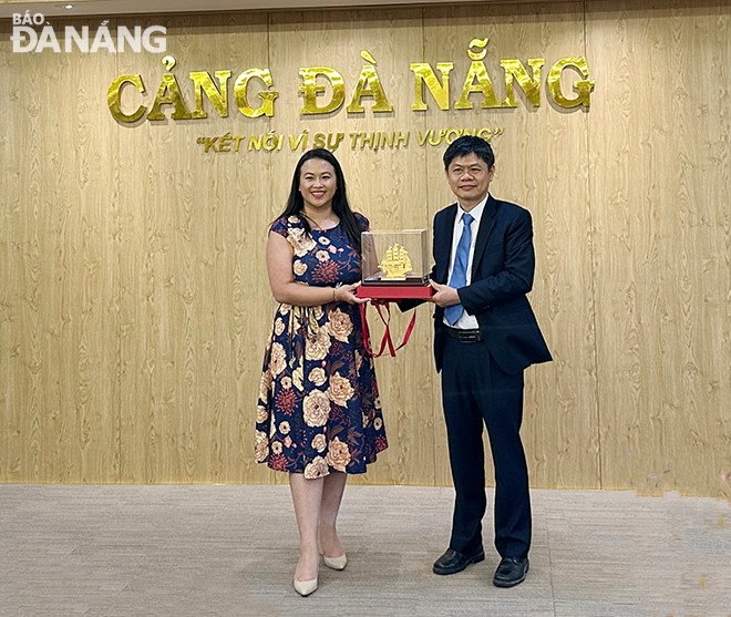 Tổng Giám đốc Cảng Đà Nẵng Trần Lê Tuấn (phải) trao quà lưu niệm cho Thị trưởng thành phố Oakland, bà Sheng Thao. Ảnh: G.M