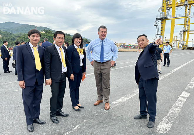 Đoàn doanh nghiệp Hoa Kỳ thăm Cảng Đà Nẵng. Ảnh: G.M