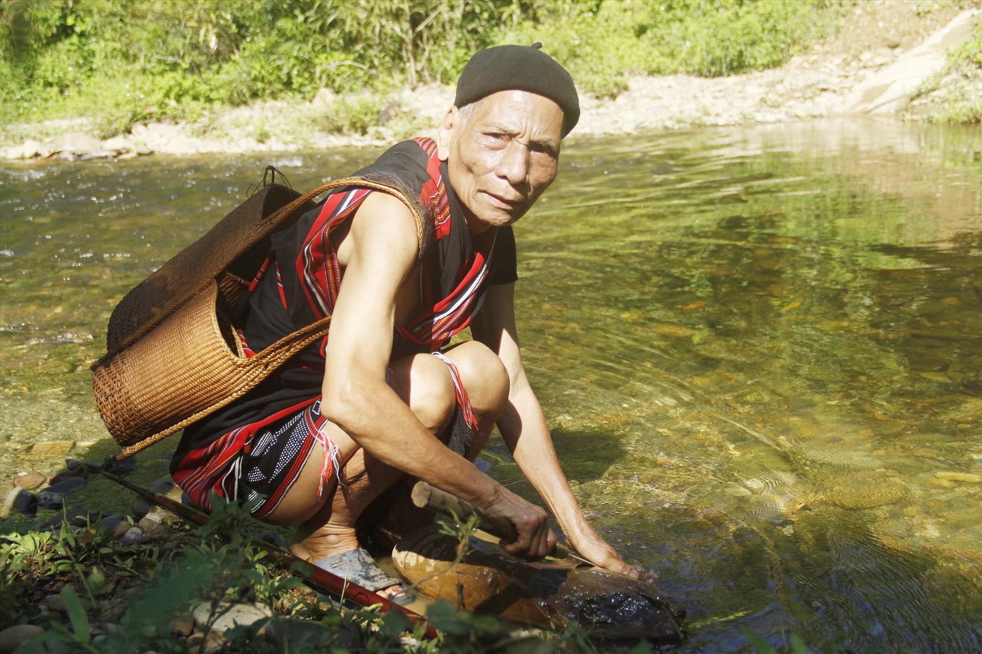 Già Bao mài rựa, chuẩn bị đánh cá suối trong tour trekking đầu tiên ở làng.