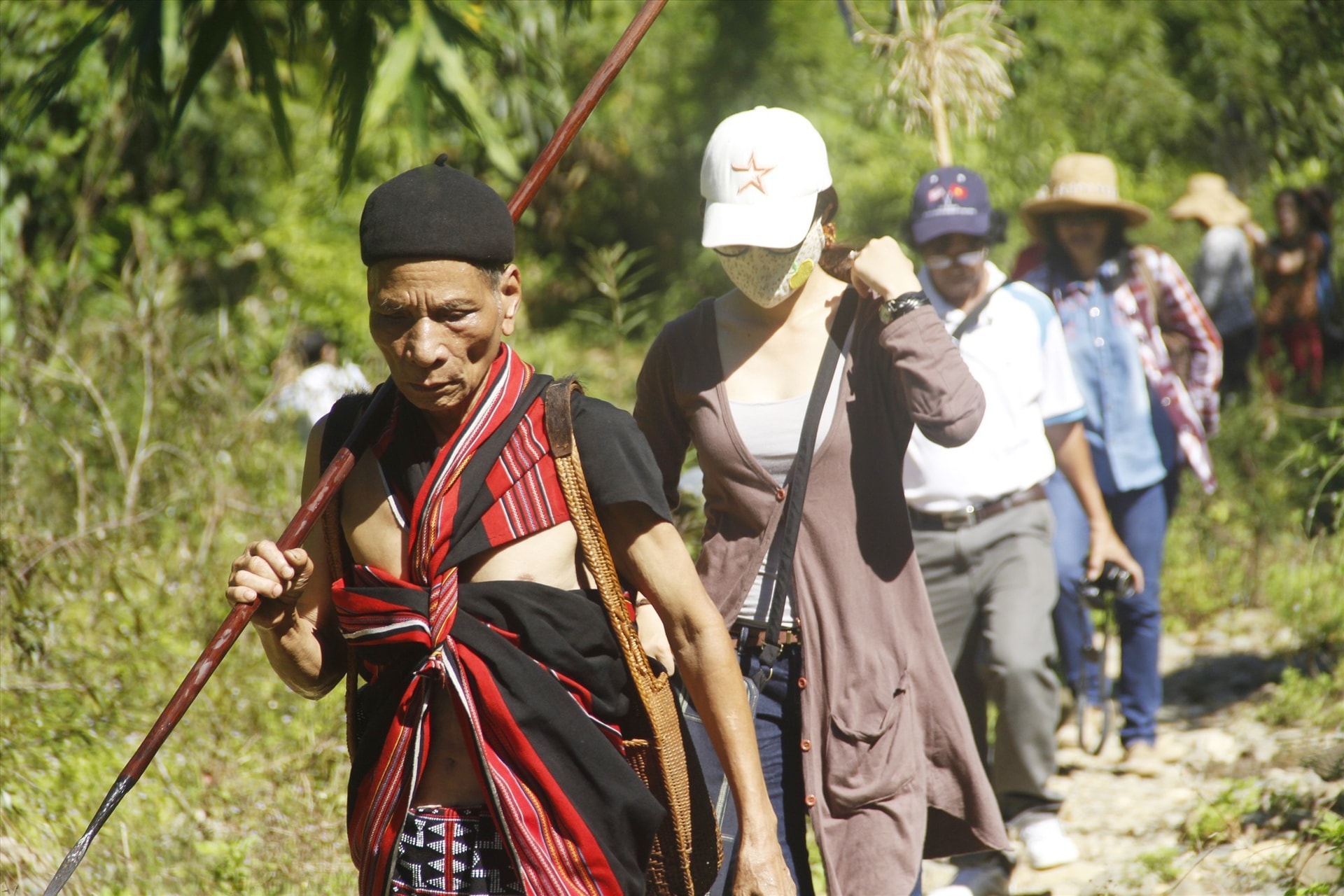 Già Bnướch Bao dẫn đoàn du khách trekking ở làng Bhơ Hôồng mười năm trước.