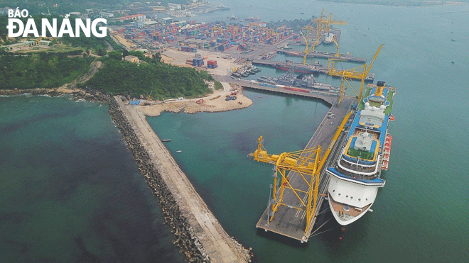 Tạo thuận lợi trong hoạt động xuất nhập khẩu để gia tăng nguồn thu ngân sách được ngành hải quan chú trọng nâng chất lượng thủ tục. Trong ảnh: Hoạt động xuất nhập khẩu hàng hóa tại cảng số 2 Cảng Tiên Sa. Ảnh: GIA PHÚC