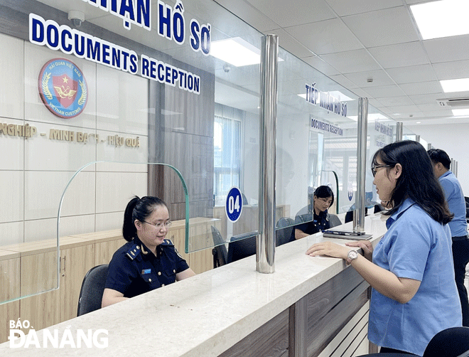 Ngành tài chính tiếp tục triển khai các giải pháp thu ngân sách phù hợp. Trong ảnh: Hoạt động nghiệp vụ tại Chi cục Hải quan cửa khẩu sân bay quốc tế Đà Nẵng. Ảnh: M.Q