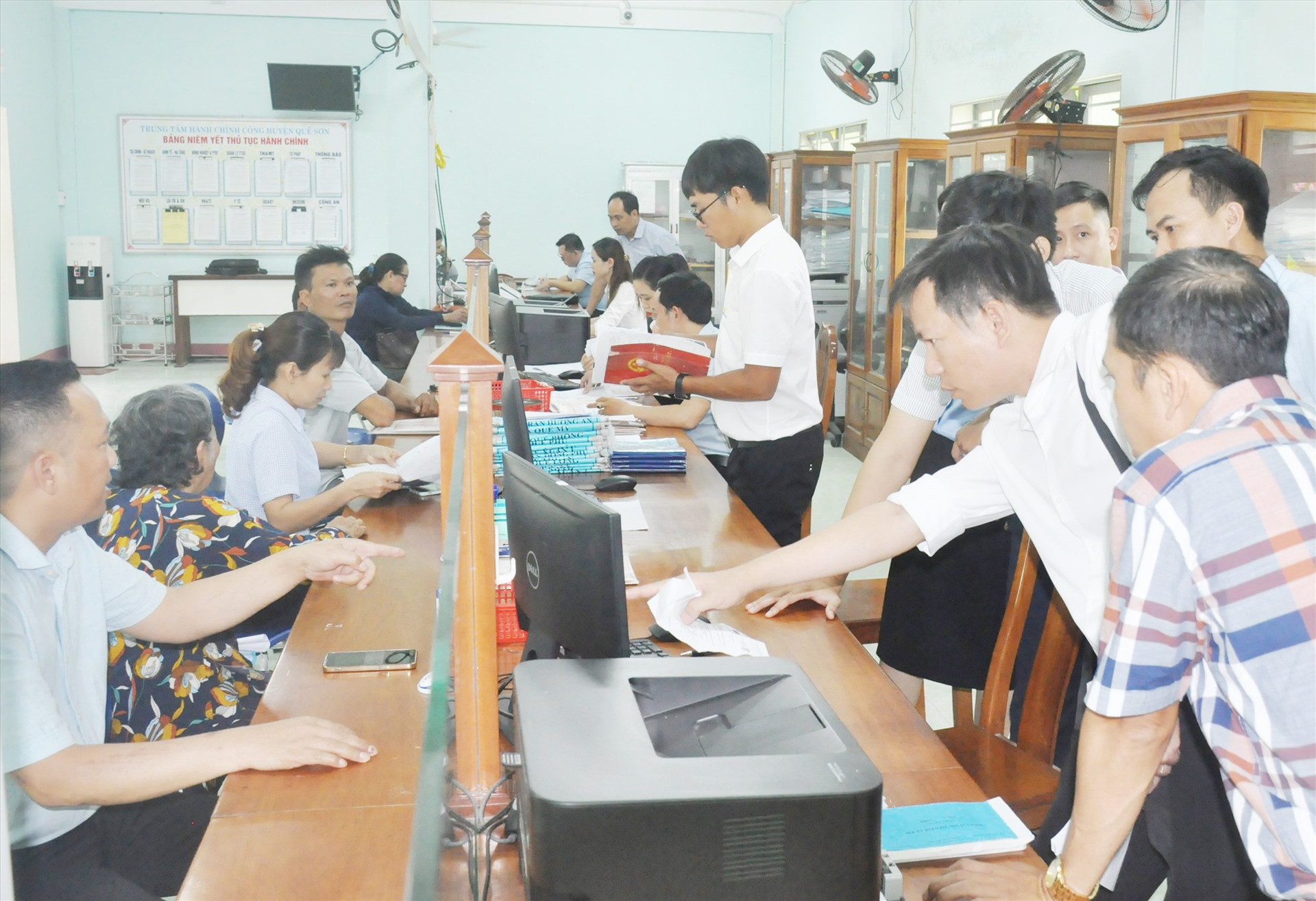 Đoàn kiểm tra của UBND tỉnh khảo sát thực tế việc giải quyết TTHC tại Bộ phận một cửa của UBND huyện Quế Sơn. Ảnh: N.Đ