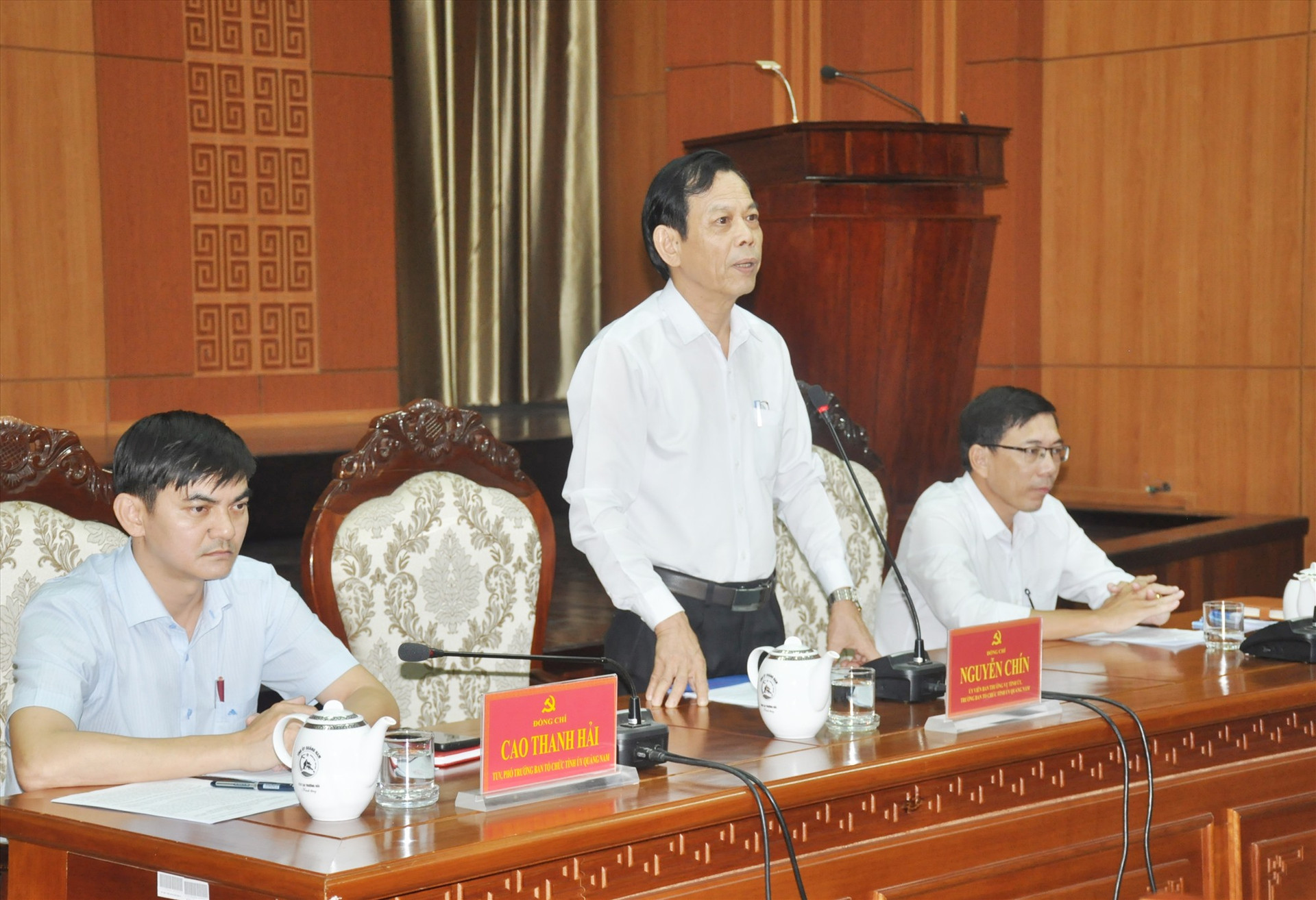 Trưởng ban Tổ chức Tỉnh ủy Nguyễn Chín chủ trì hội nghị.