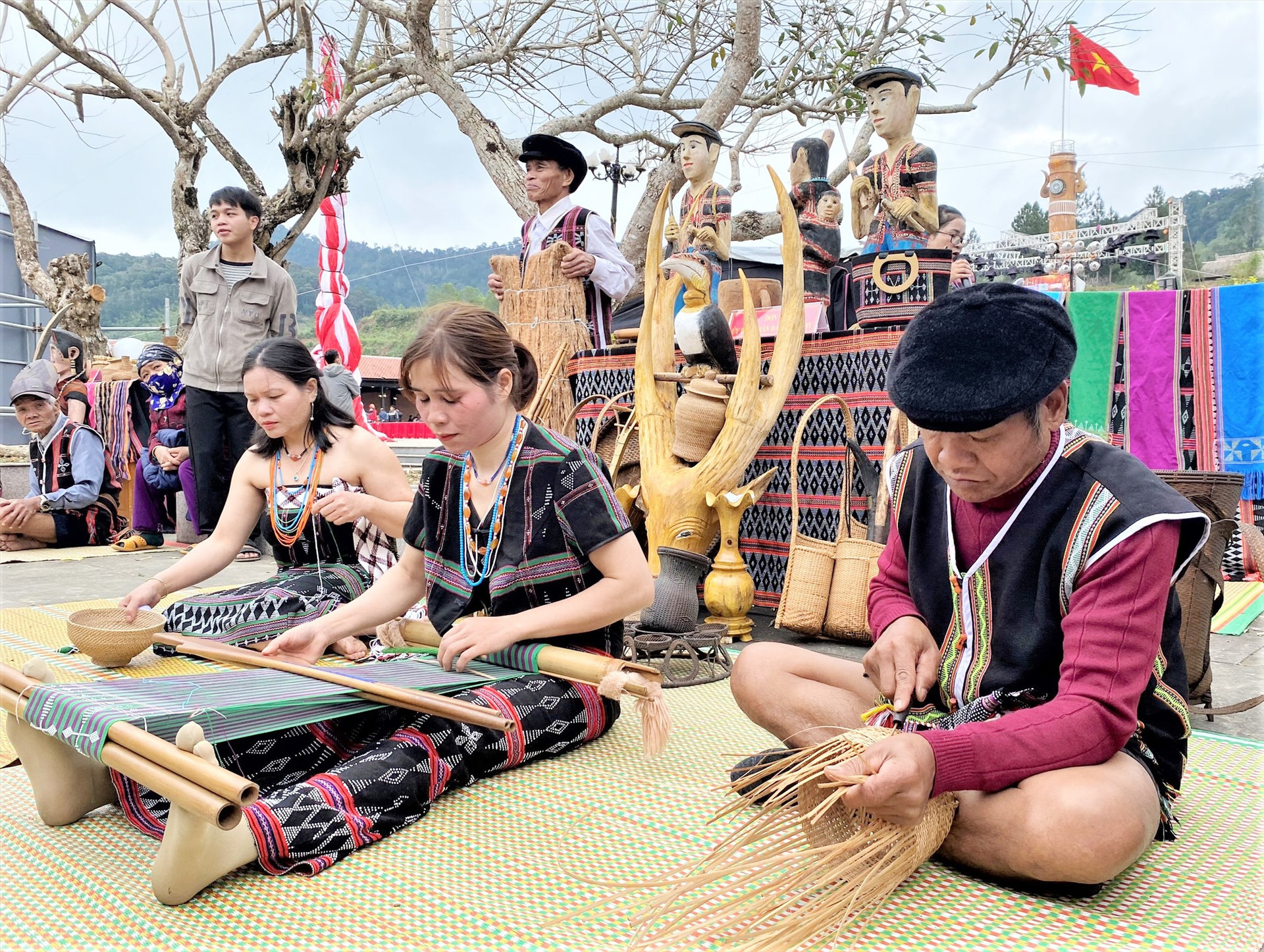 Đồng bào Cơ Tu ở Tây Giang lưu giữ bản sắc văn hóa dân tộc. Ảnh: C.N.Q