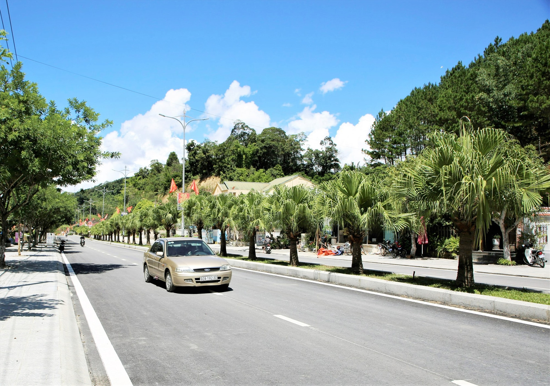 Nhiều tuyến đường nội thị trung tâm hành chính huyện Tây Giang được đầu tư, mở rộng. Ảnh: C.N.Q