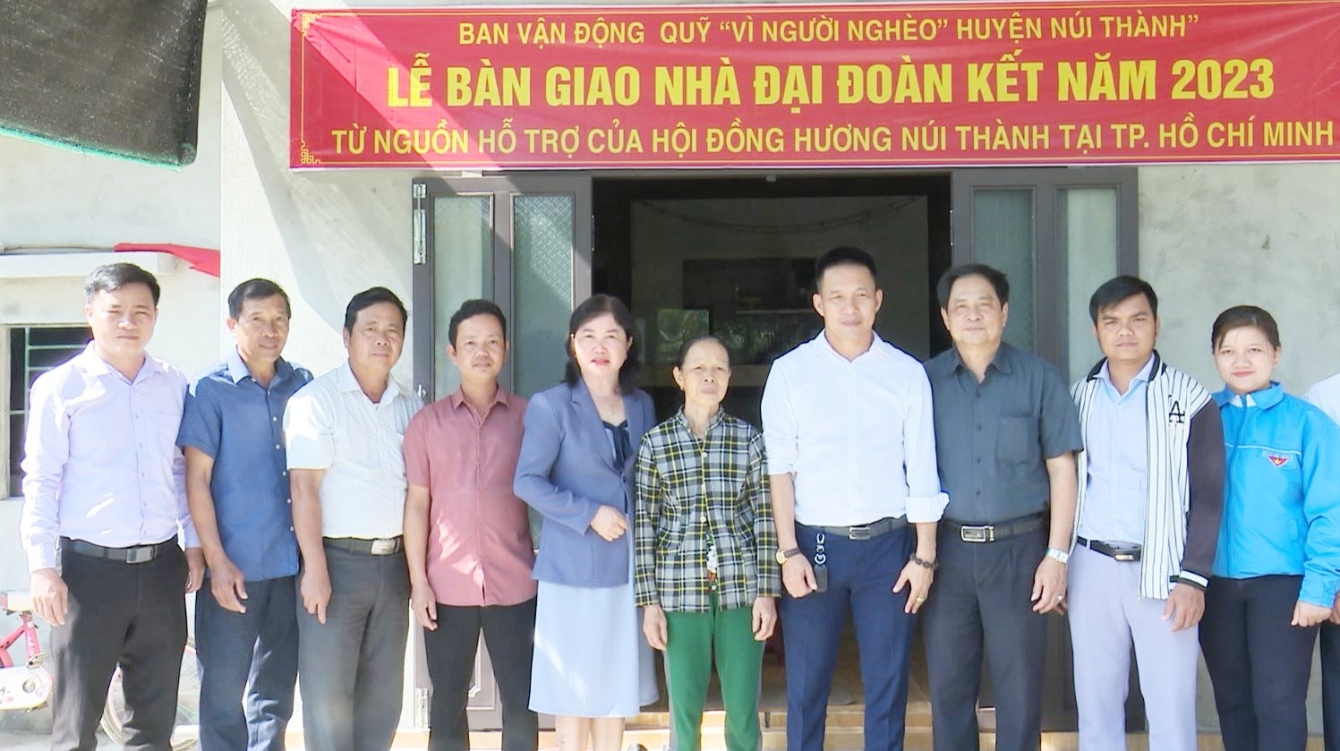 Bàn giao nhà mới cho bà Phan Thị Huệ (ở thôn Phú Trường, xã Tam Trà, huyện Núi Thành). Ảnh: L.P.T