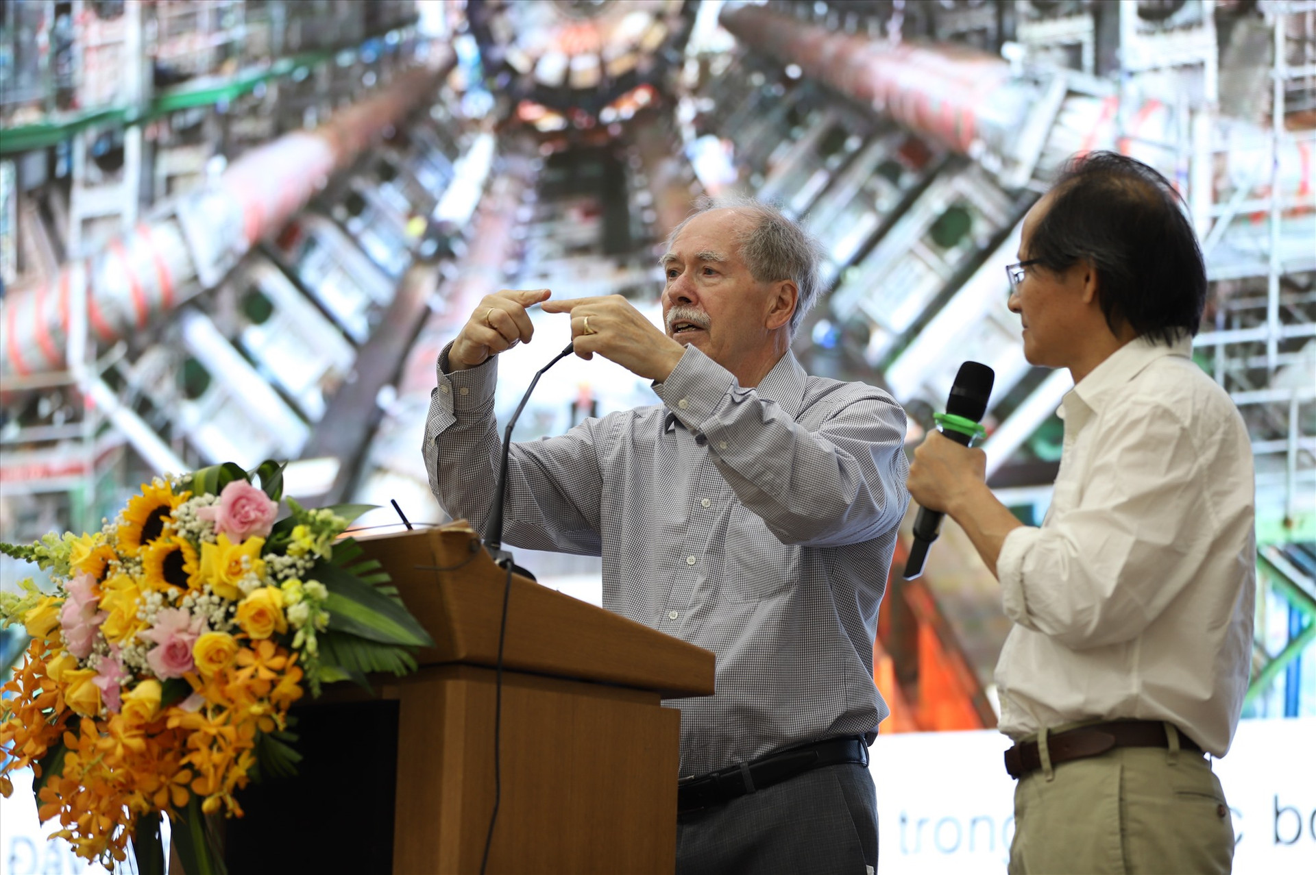 GS.Gerad T Hooft thuyết trình chủ đề Khám phá vũ trụ tại Đại học Đà Nẵng ngày 3/8/2023. Ảnh XL