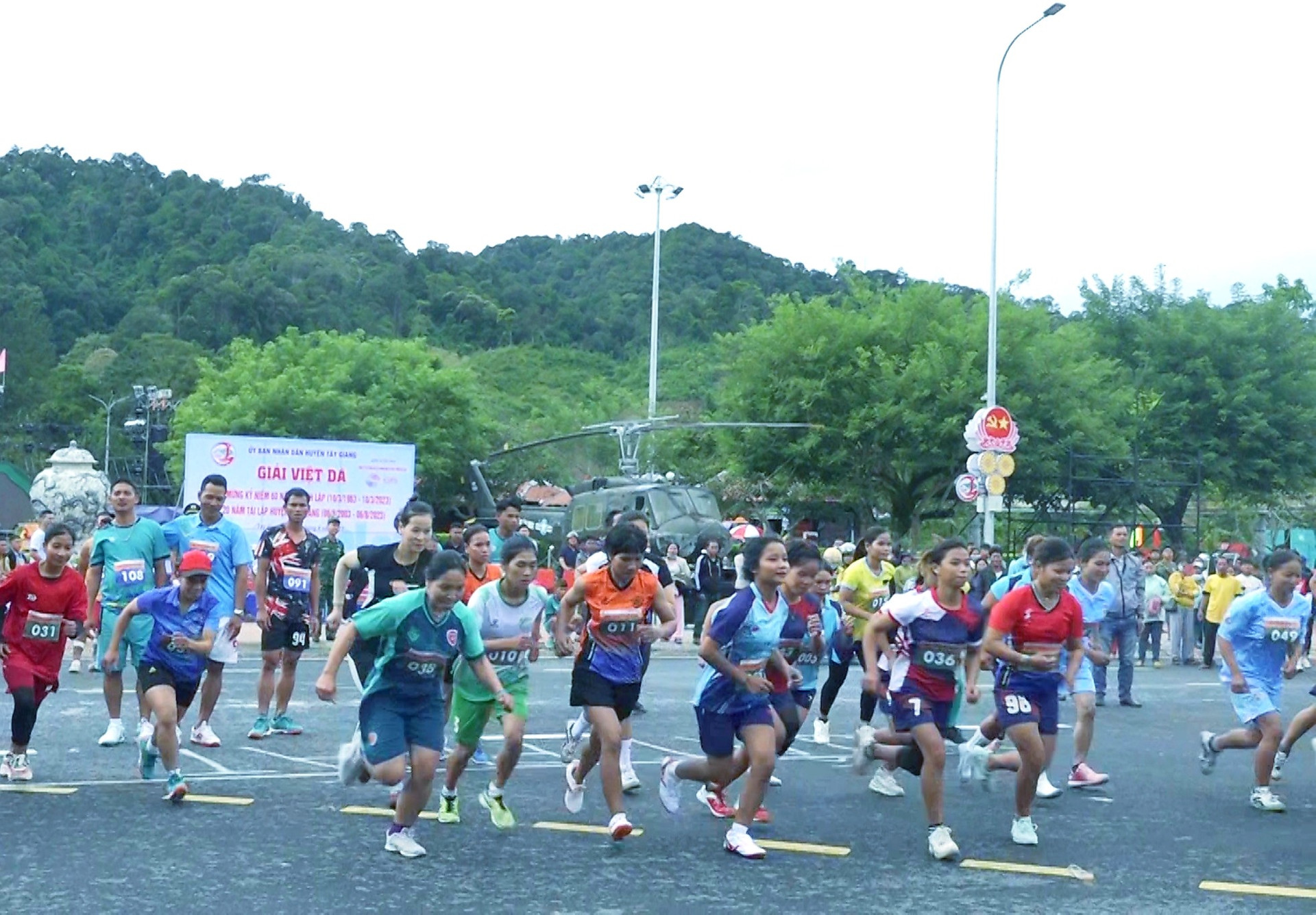 Các vận động viên nữ tham gia chạy nội dung 3.000m. Ảnh: N.B
