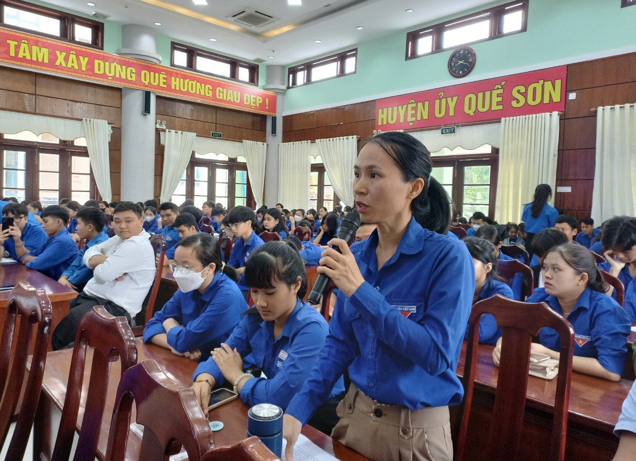 Thanh niên Quế Sơn đặt câu hỏi với lãnh đạo huyện. Ảnh: DUY THÁI
