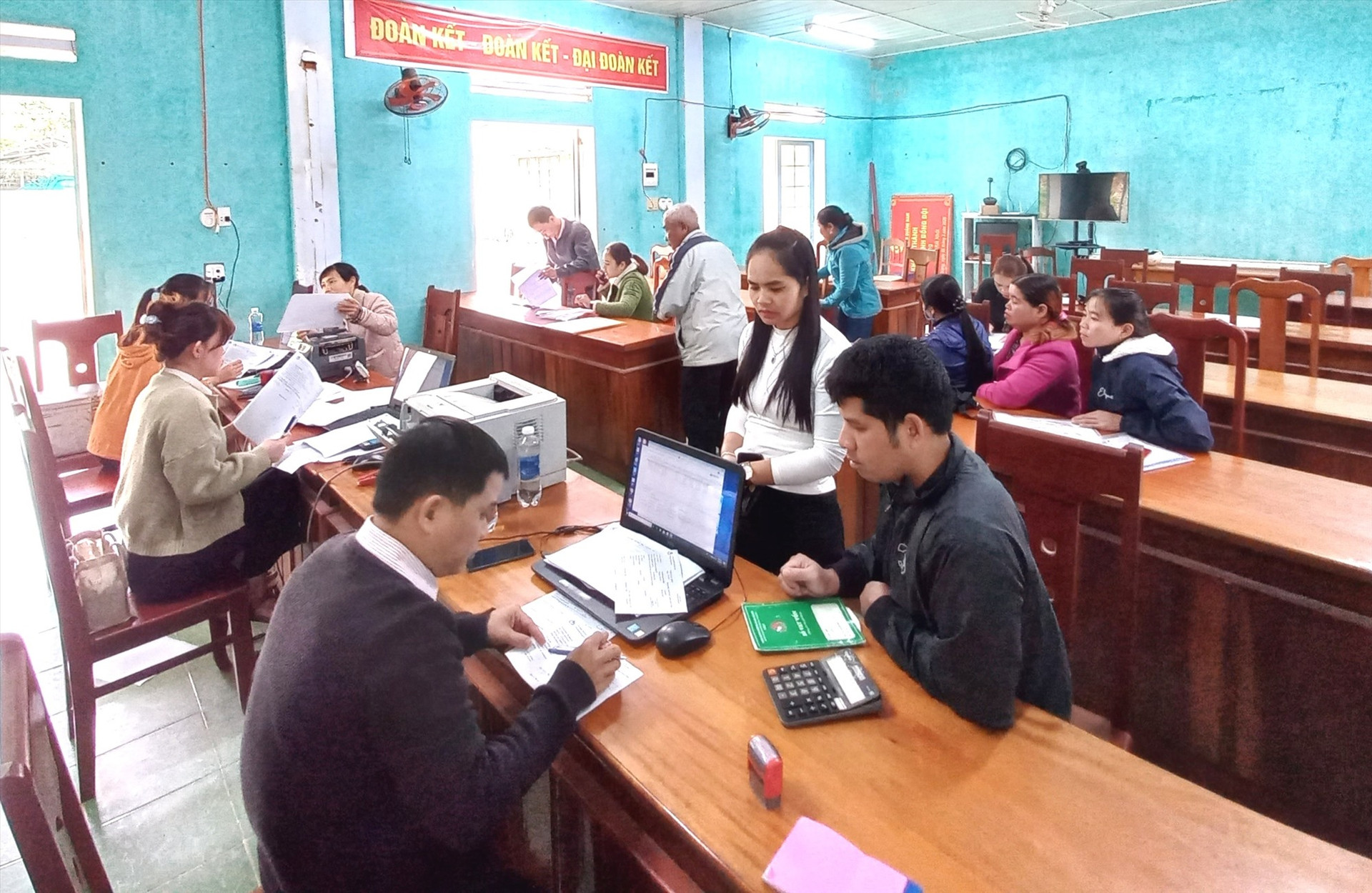Nhân viên Phòng Giao dịch Ngân hàng CSXH huyện Đông Giang tiến hành nghiệp vụ tín dụng chính sách ngay tại cơ sở. Ảnh: CT