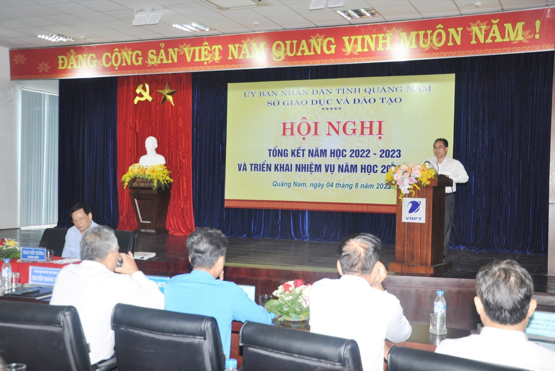 Phó Chủ tịch UBND tỉnh Trần Anh Tuấn phát biểu tại hội nghị gợi ý một số nhiệm vụ trọng tâm cần thực hiện trong thời gian tới. Ảnh: X.P