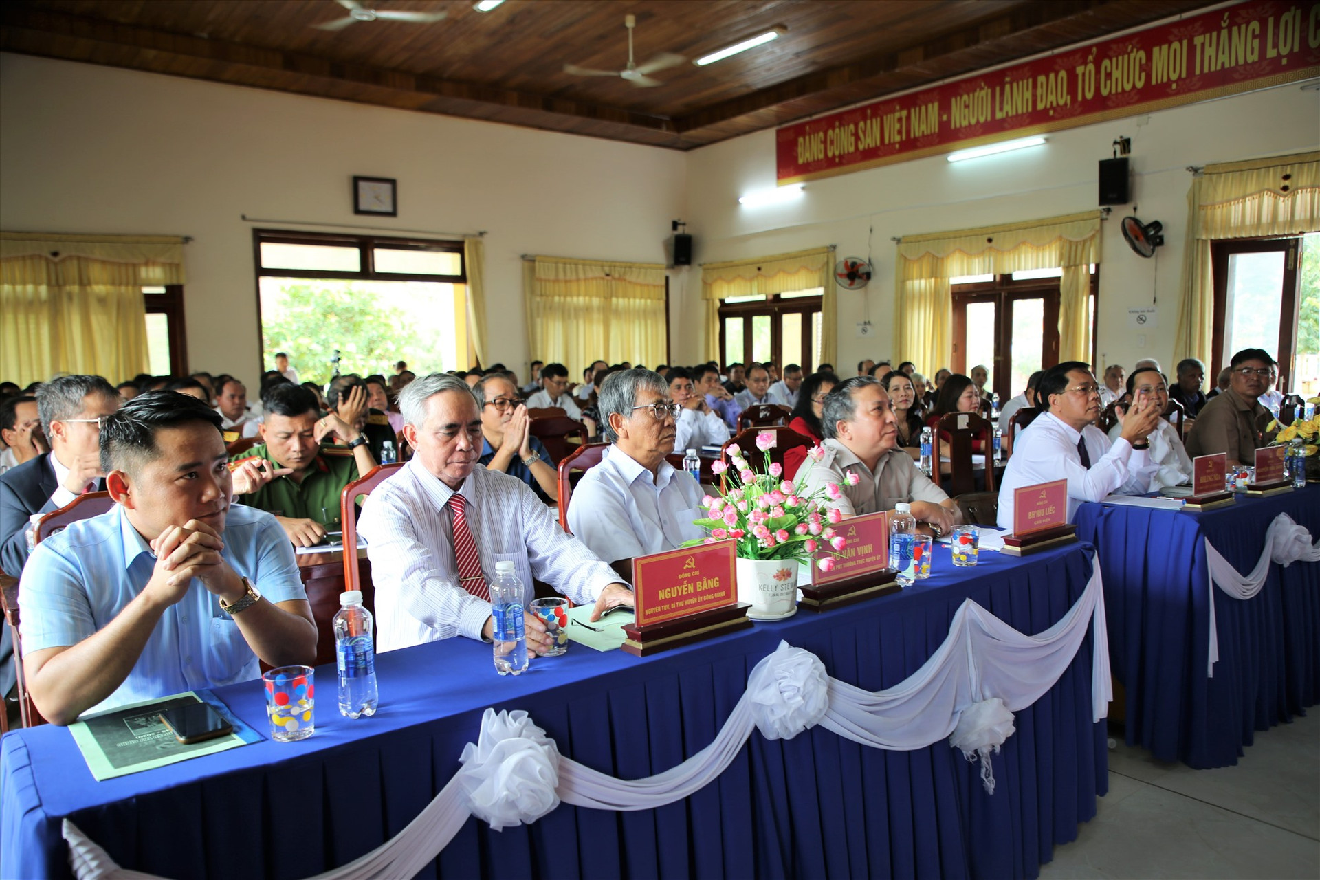 Đại diện lãnh đạo huyện Tây Giang qua các thời kỳ tham dự lễ công bố. Ảnh: A.N