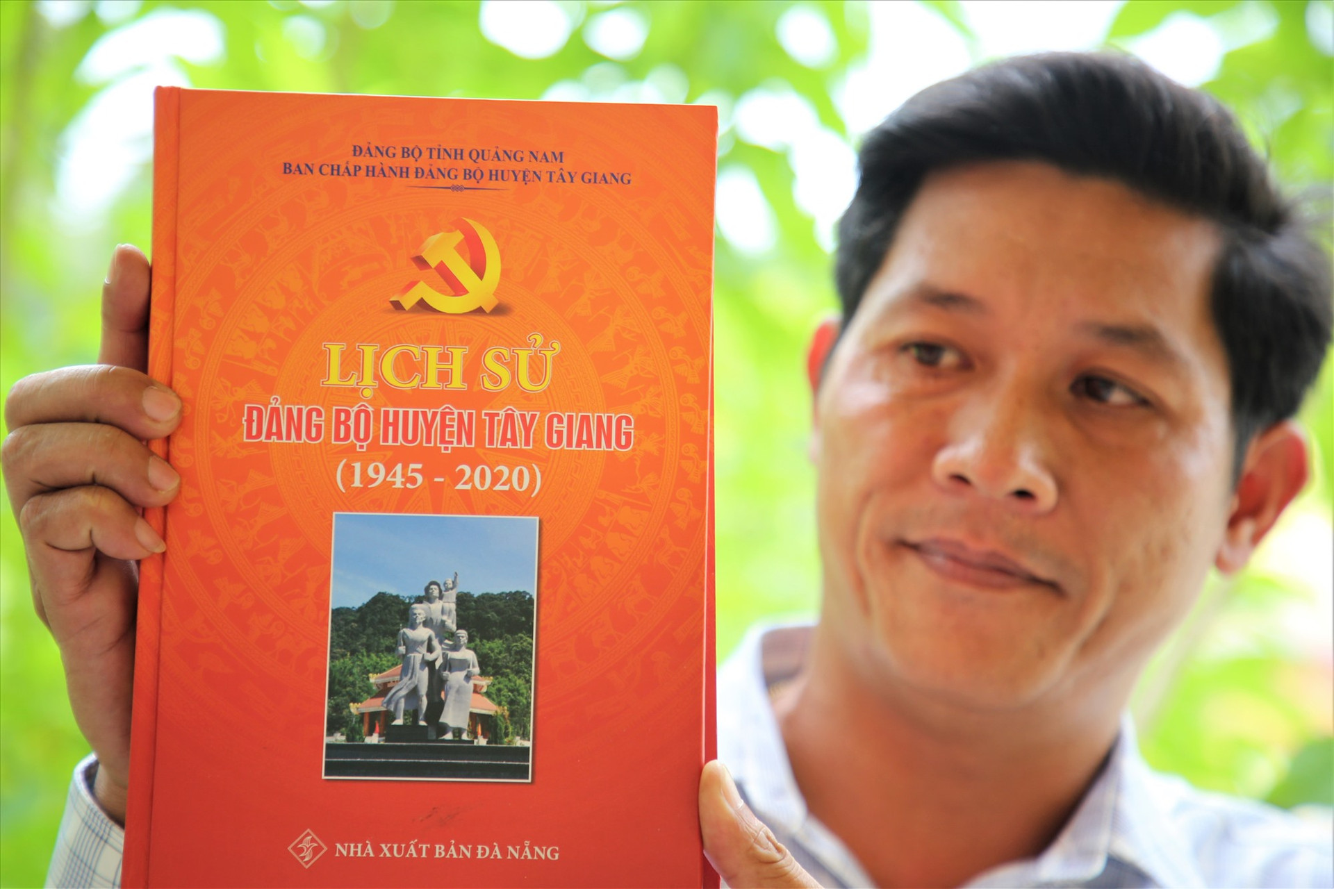 Cuốn lịch sử Đảng bộ huyện Tây Giang được công bố và phát hành. Ảnh: A.N