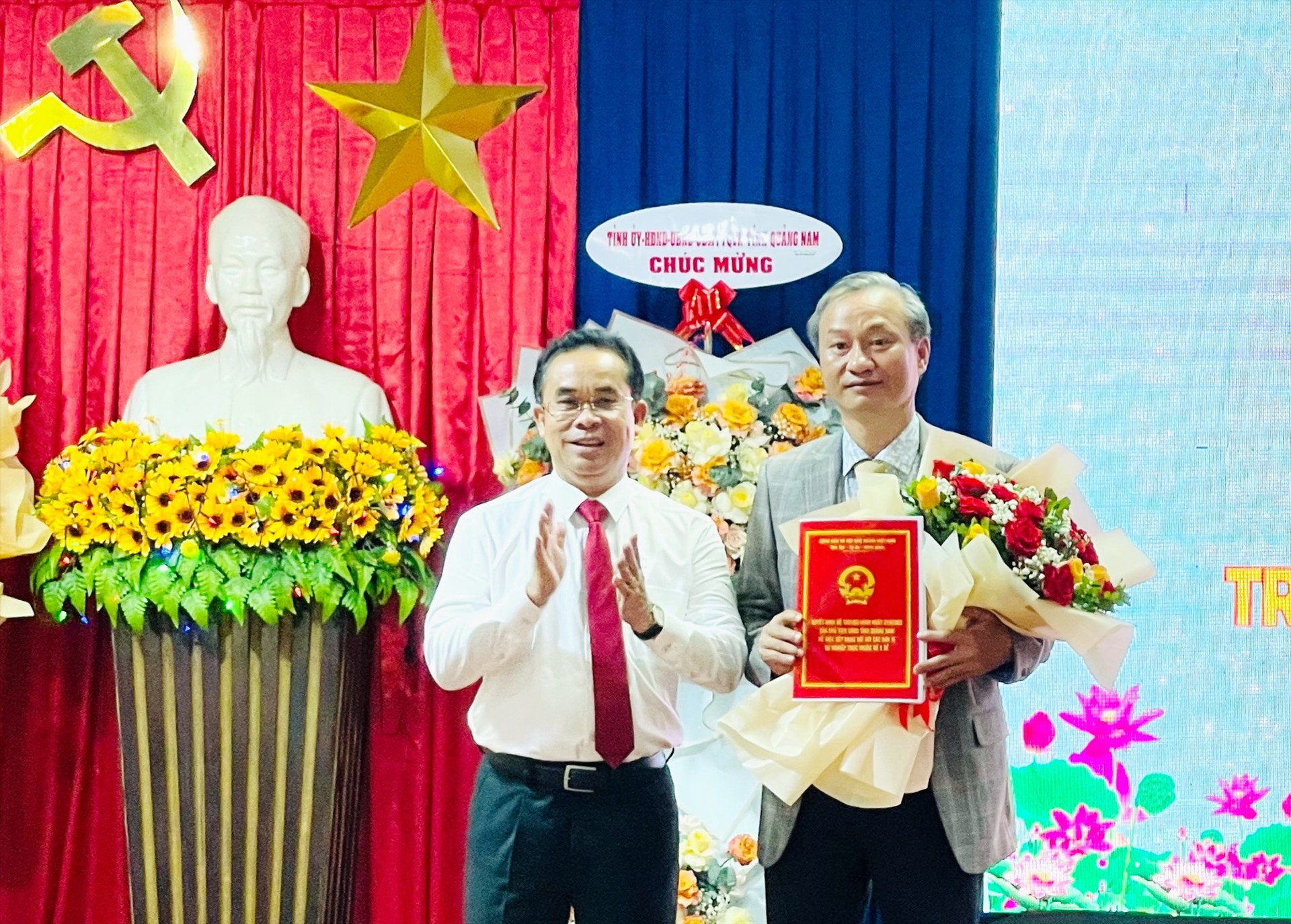 Phó Chủ tịch UBND tỉnh Trần Anh Tuấn trao quyết định xếp hạng II cho Trung tâm Y tế Duy Xuyên.  Ảnh: PV