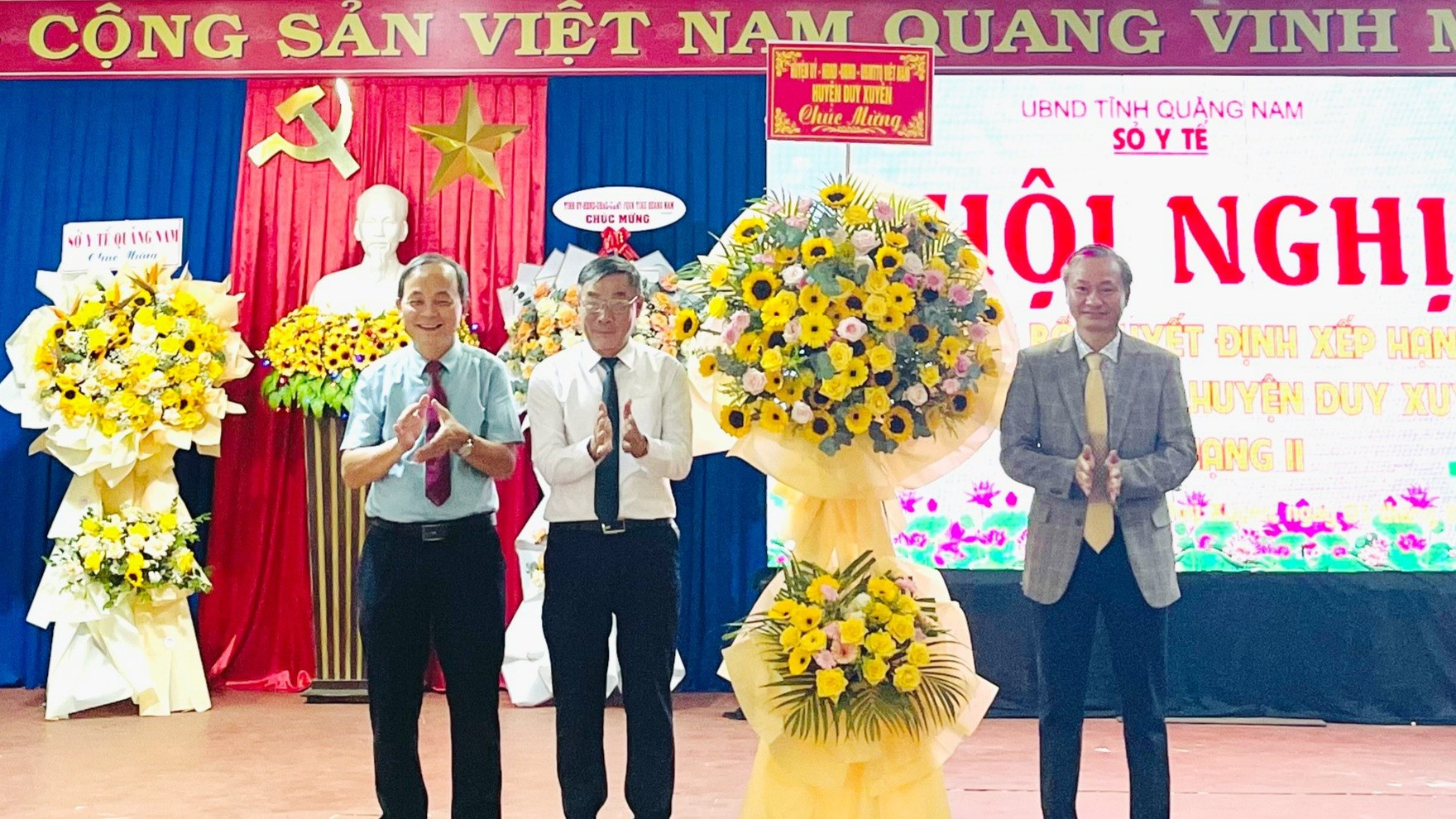Lãnh đạo huyện Duy Xuyên tặng hoa chúc mừng.  Ảnh: PV