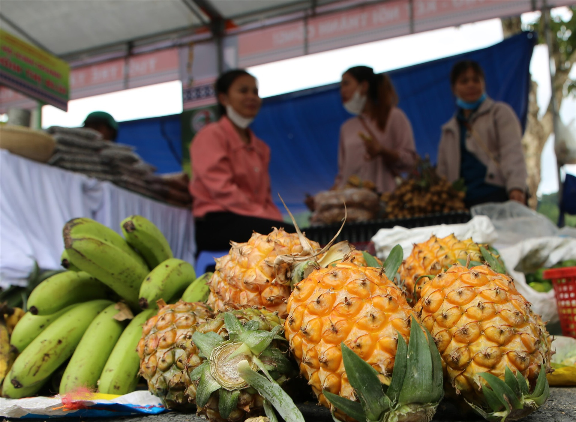 Chính quyền địa phương kỳ vọng, hội chợ là dịp để người dân làm quen với công việc buôn bán, tieue thụ nông sản, hướng đến mục tiêu giảm nghèo. Ảnh: Đ.N