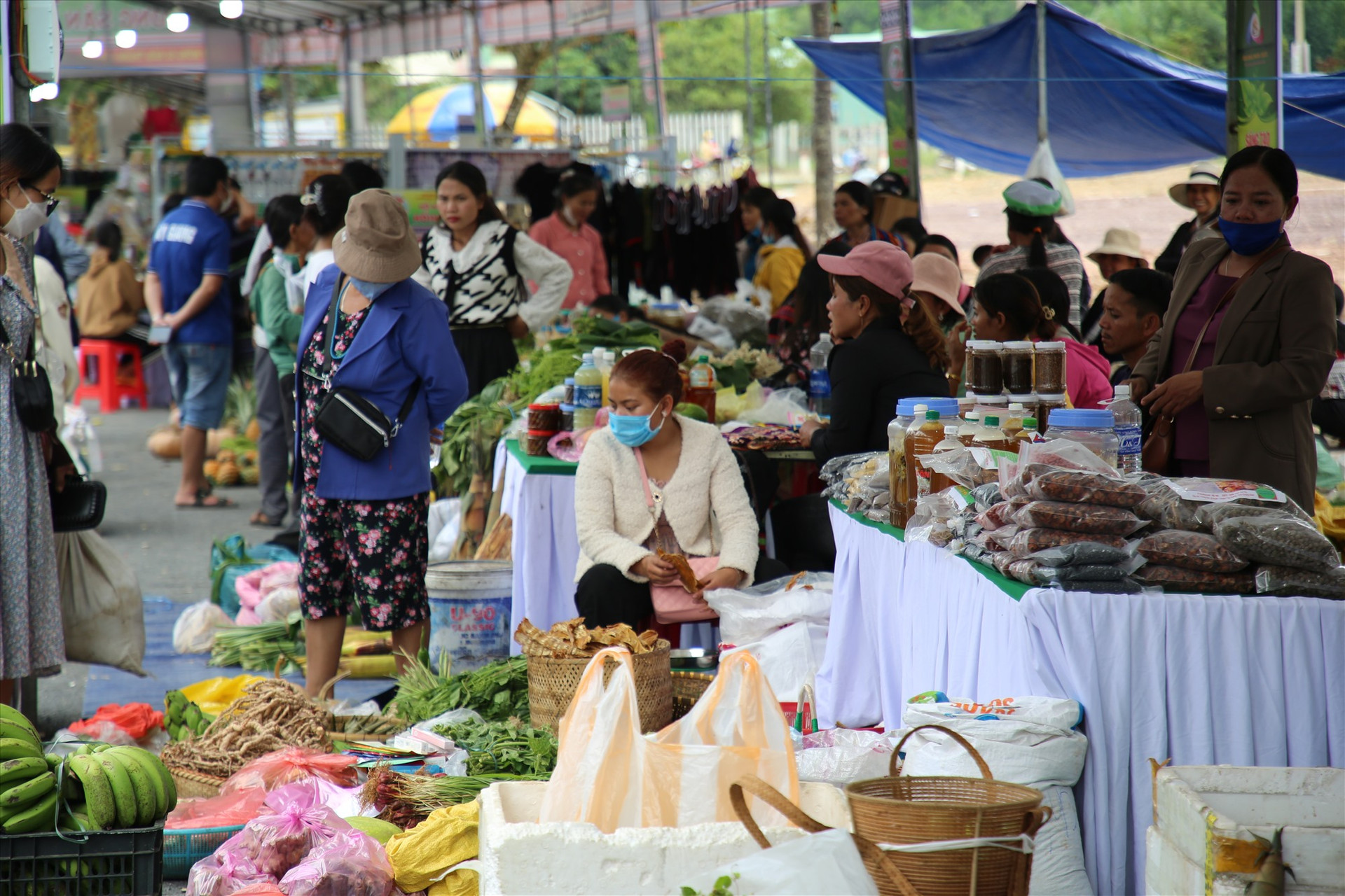 Người dân Tây Giang tham gia không gian hội chợ nông sản. Ảnh: Đ.N
