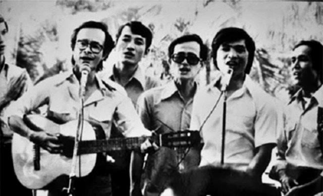 Nhạc sĩ Trịnh Công Sơn và nhạc sĩ Tôn Thất Lập trong phong trào “Hát cho đồng bào tôi nghe”. Ảnh tư liệu