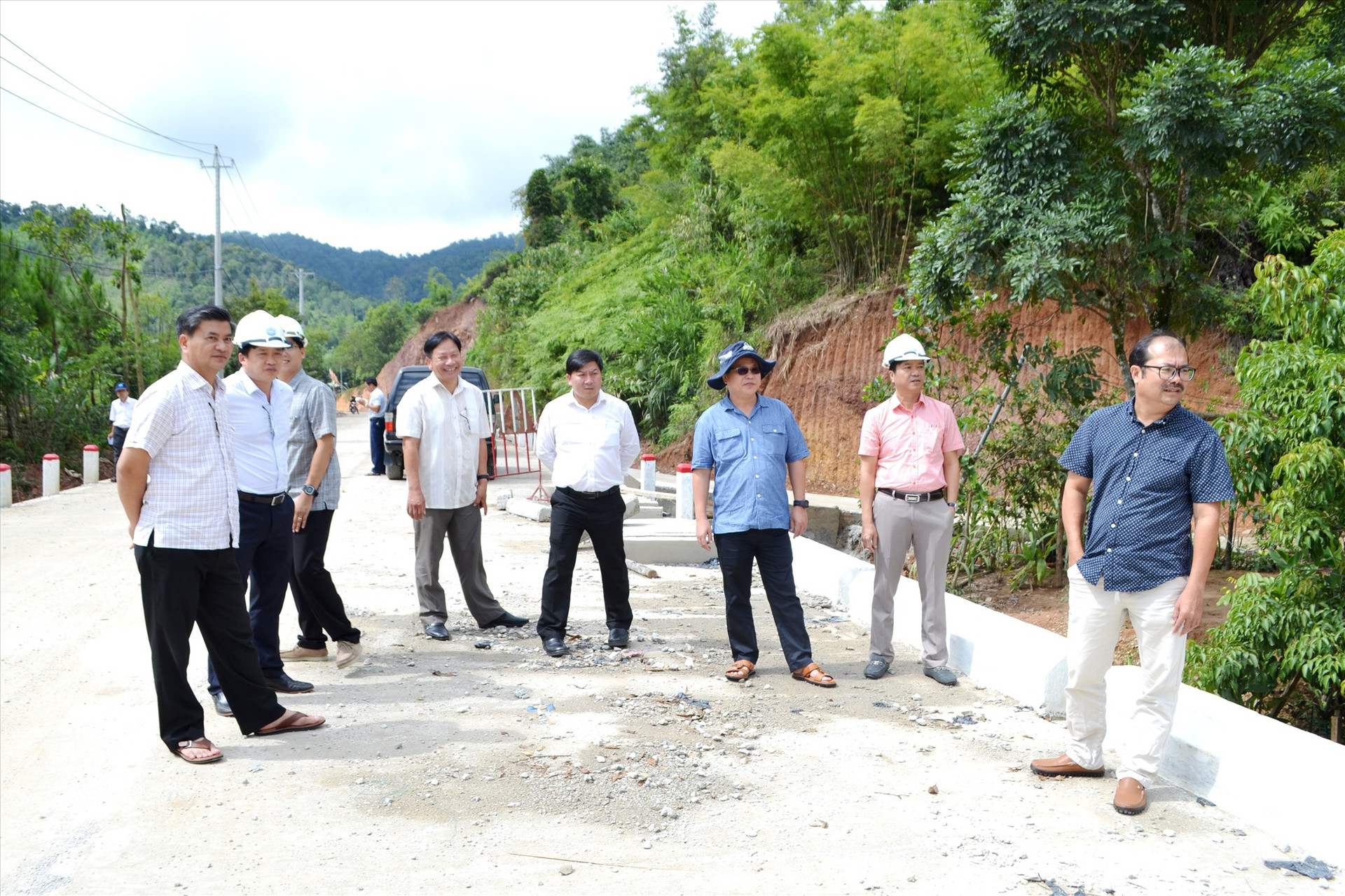 Lãnh đạo Sở GTVT kiểm tra công tác bảo trì tuyến ĐT606 qua địa bàn Tây Giang trước mùa mưa bão năm 2022. Ảnh: CT