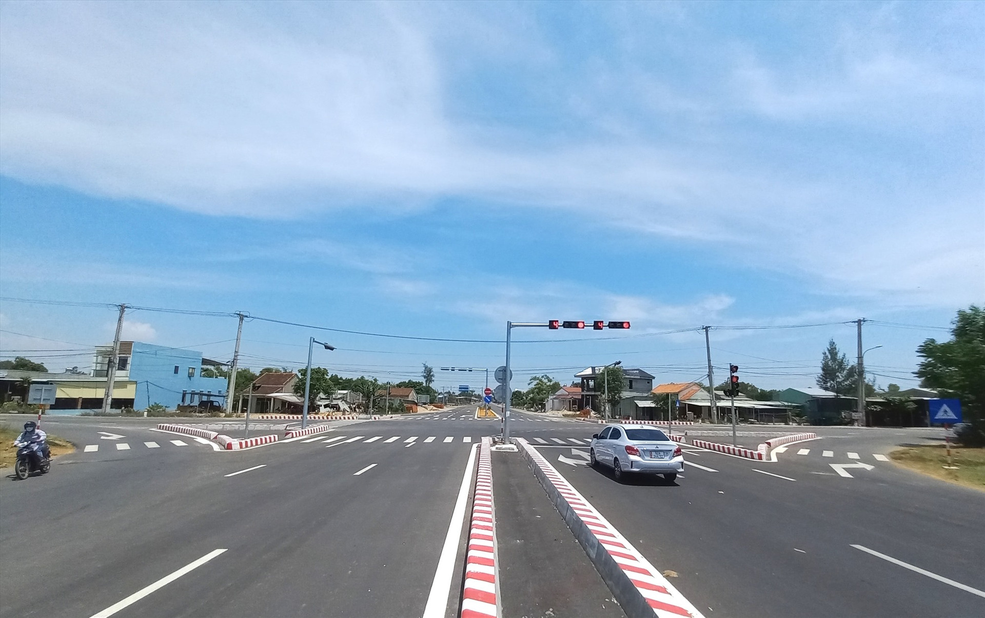 Điểm cuối của tuyến ĐT619 giao nhau với tuyến ĐT620 và đường trục chính vào sân bay Chu Lai (Núi Thành). Ảnh: CT