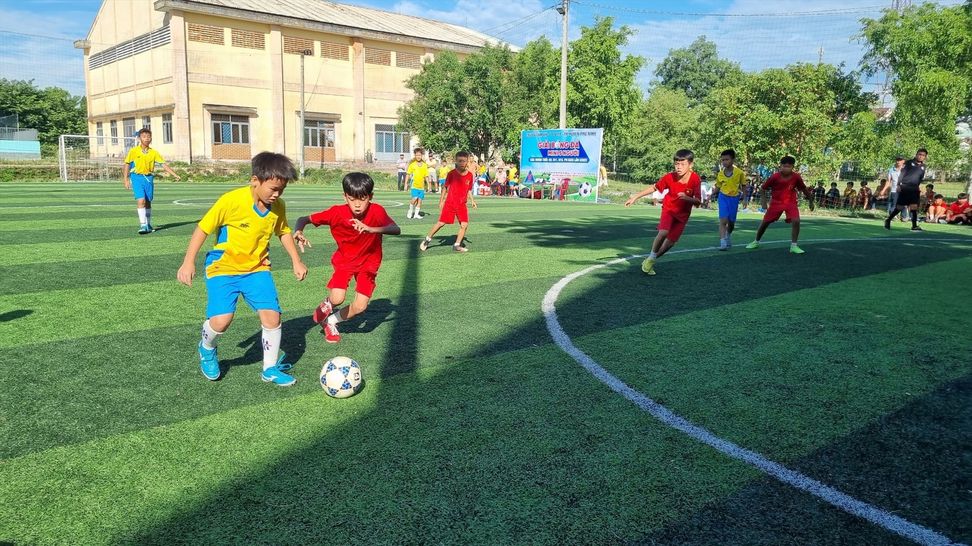 Pha tranh chấp bóng giữa đội U11 Minh Thái Sport và Phi Vũ (Tiên Phước). Ảnh: C.N