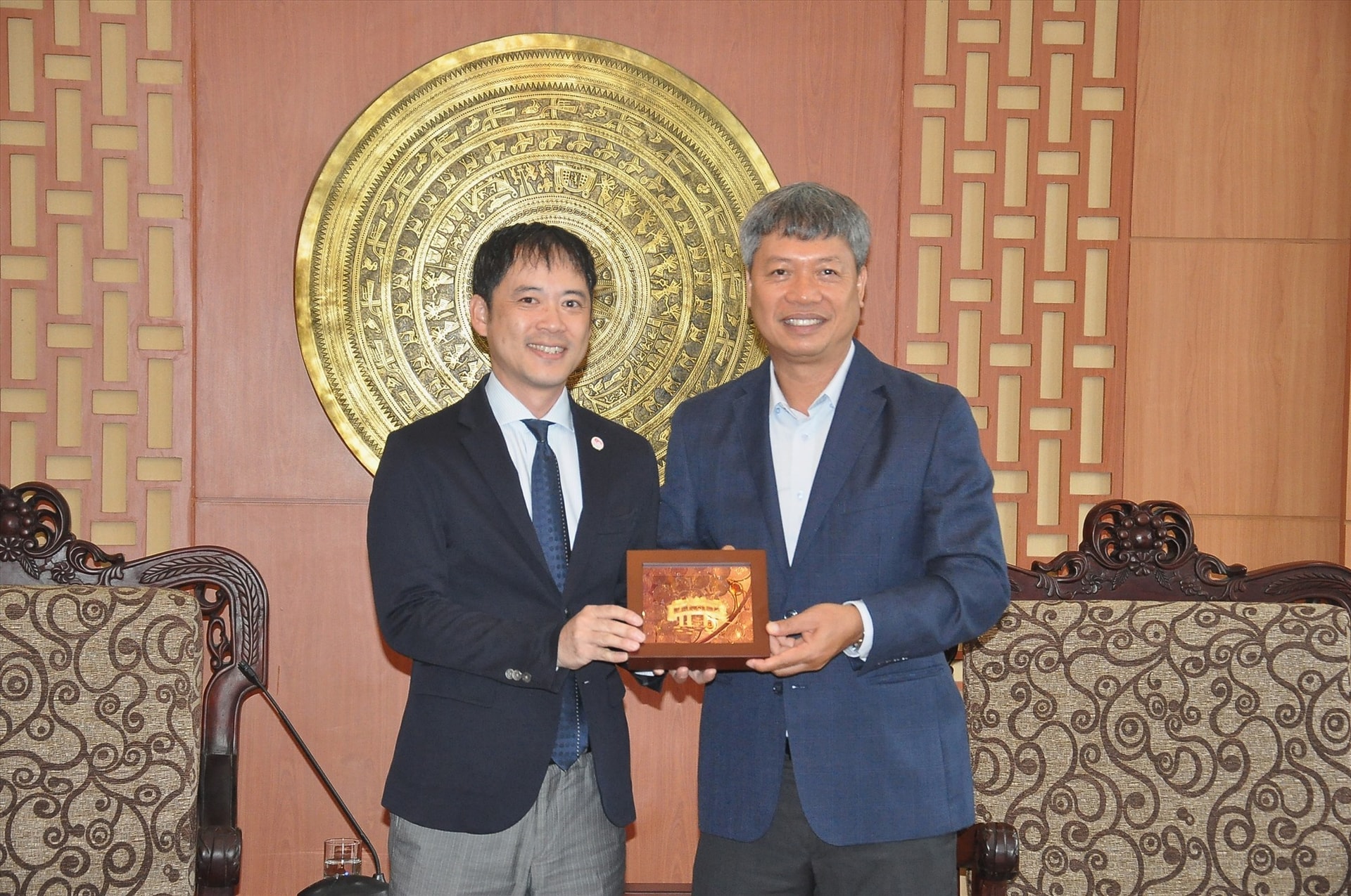 Ho Quang Buu (right) giving a gift to Shinoda Takanobu