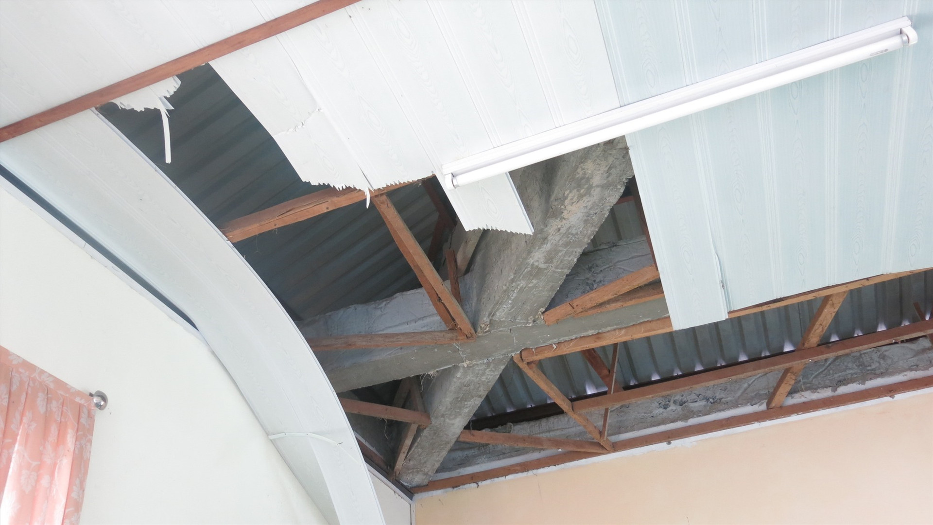 Một trong những phòng của Trạm Y tế Điện Phong bị hư hại chưa được sửa chữa