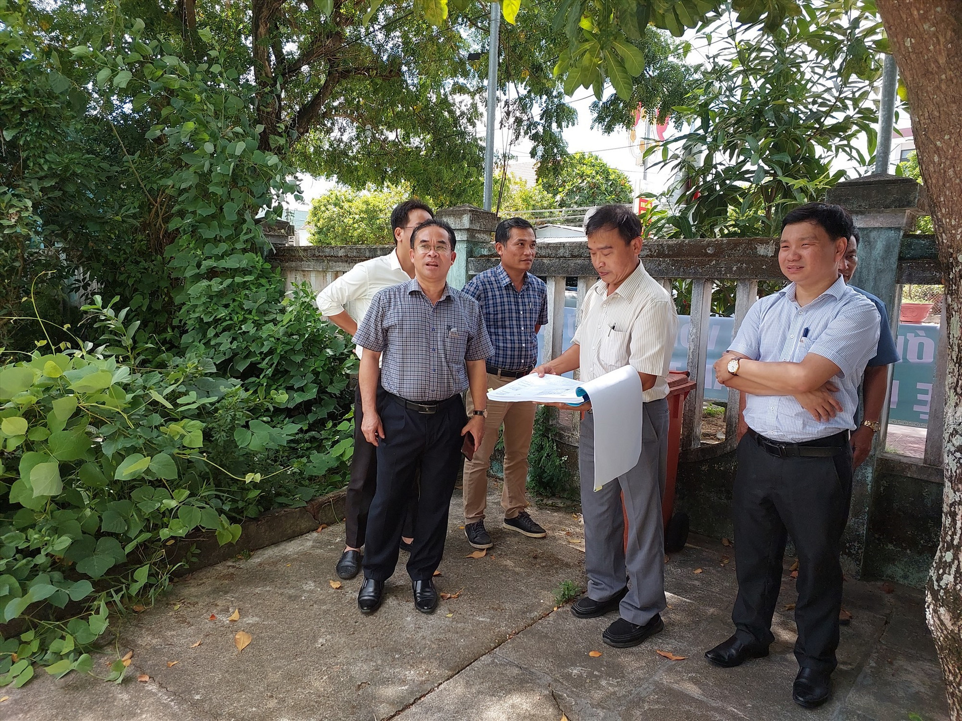 Phó Chủ tịch UBND tỉnh Trần Anh Tuấn trao đổi với đơn vị tư vấn, thi công, địa phương về việc điều chỉnh sửa chữa hay xây mới Trạm Y tế Điện Trung