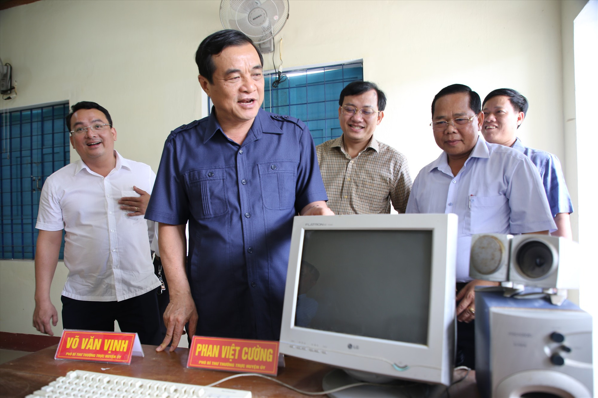 Bí thư Tỉnh ủy Phan Việt Cường xúc động trước bàn làm việc của ông, thời điểm 2004. Ảnh: Đ.N