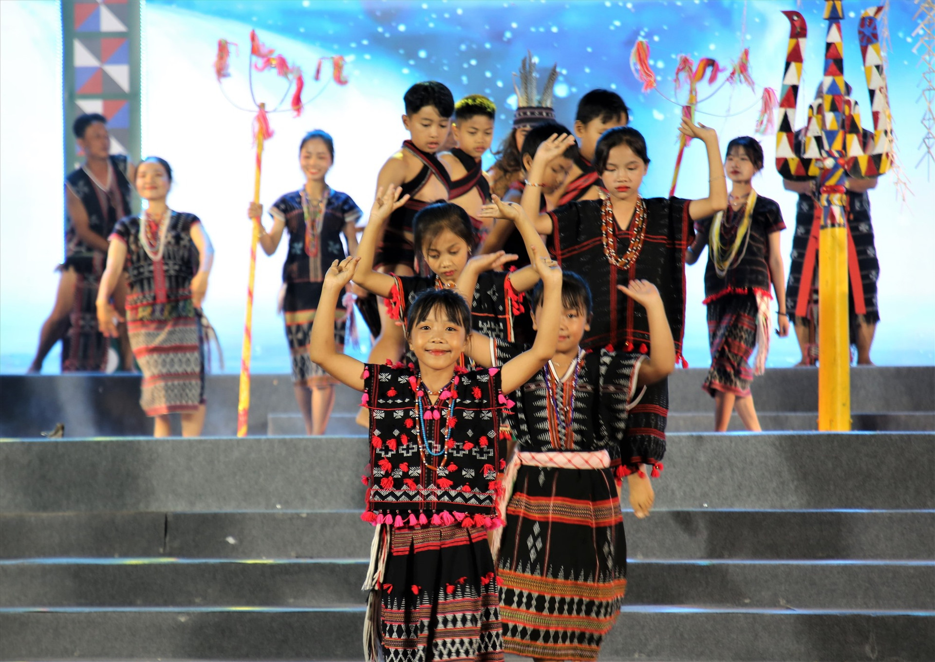 Các em nhỏ Cơ Tu huyện Tây Giang tham gia biểu diễn. Ảnh: A.N