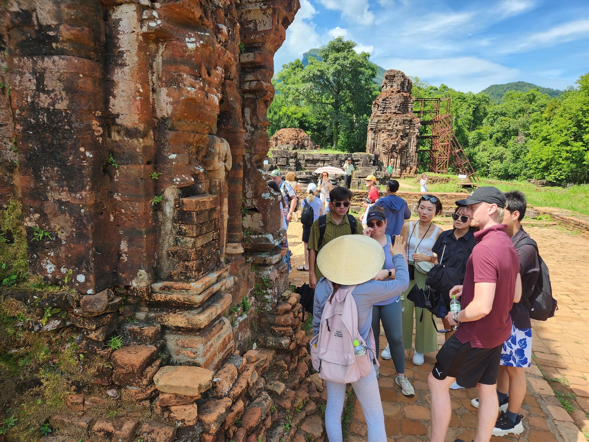 Cùng với Hội An, Khu đền tháp Mỹ Sơn là điểm đến yêu thích hàng đầu của khách quốc tế khi đến Quảng Nam. Ảnh: P.Q