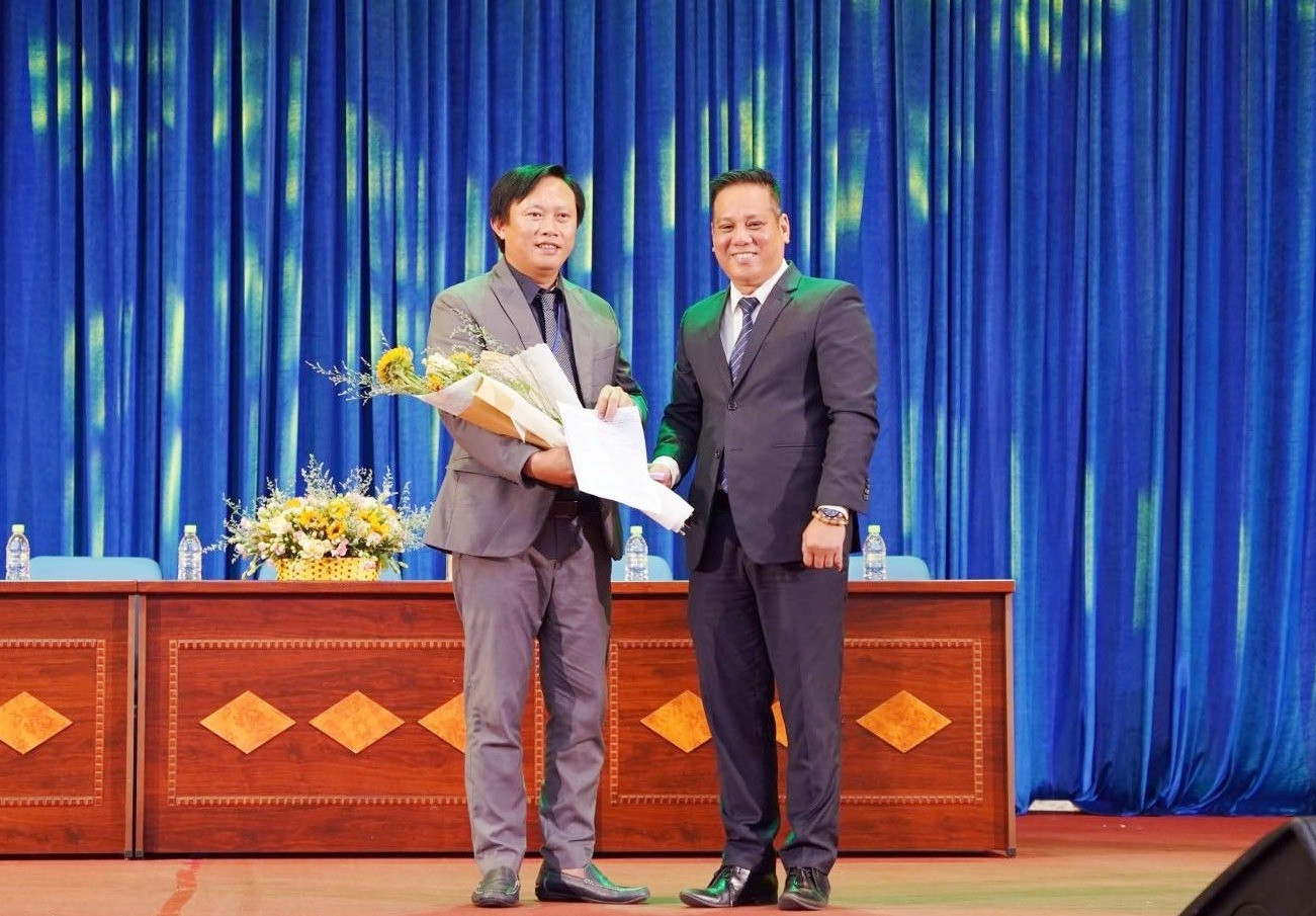 Ông Hồ Xuân Bình (bên trái) – Giám đốc Công ty TNHH Thảo Bách Việt được tín nhiệm bầu làm Chủ tịch Hiệp hội Văn hóa Ẩm thực Quảng Nam. Ảnh:K.L
