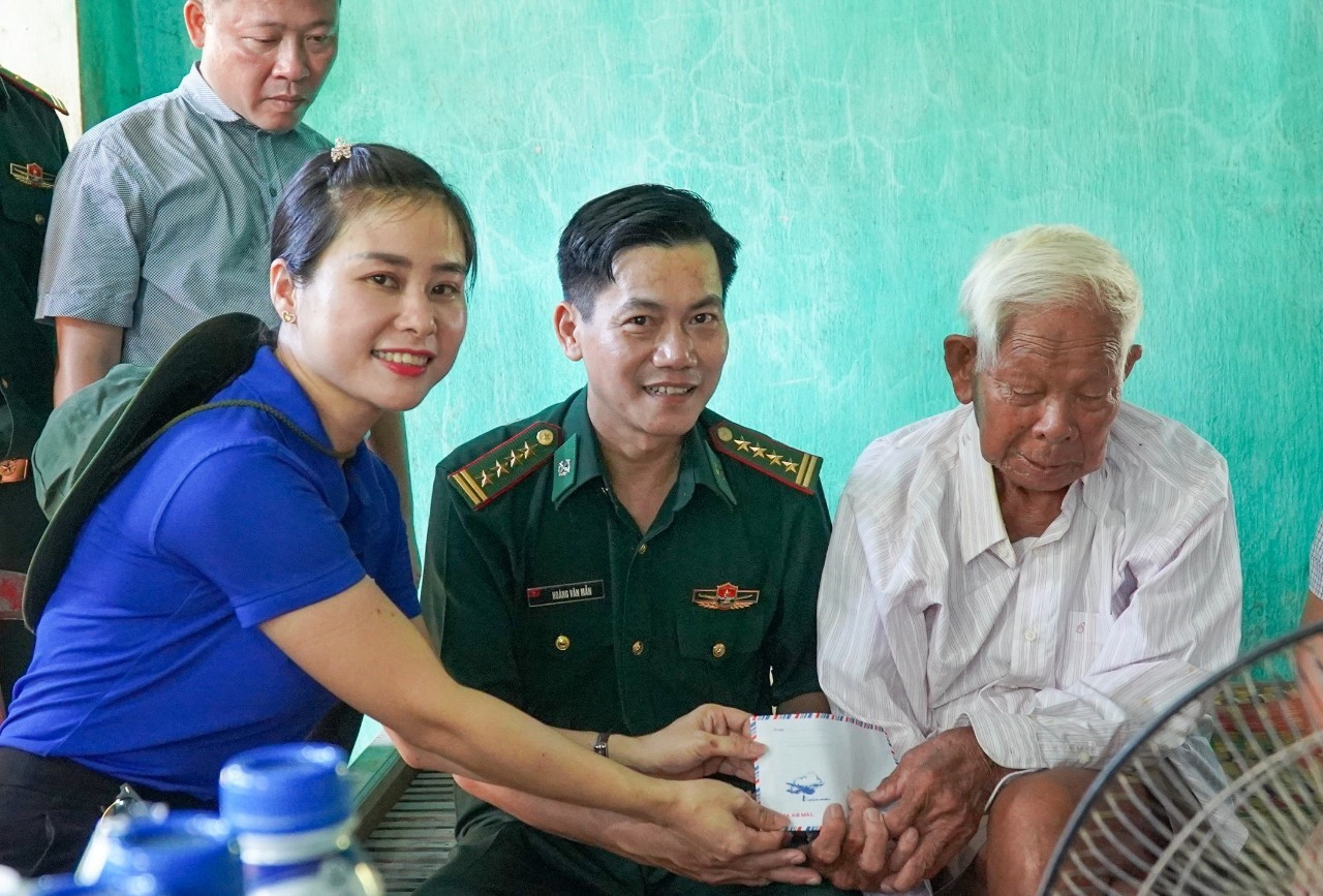 Lãnh đạo Bộ Chỉ huy Bộ đội Biên phòng tỉnh và Tỉnh đoàn Quảng Nam trao quà cho người có công ở xã Tân Hiệp. Ảnh: CTV