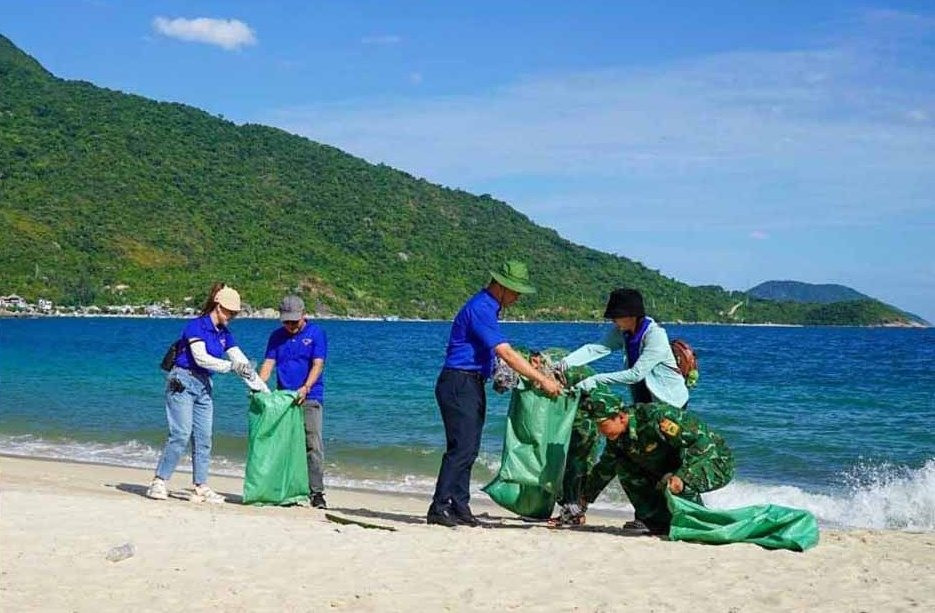 Những chai lọ, rác thải trên bãi biển Cù Lao Chàm được thanh niên tình nguyện thu gom. Ảnh: CTV