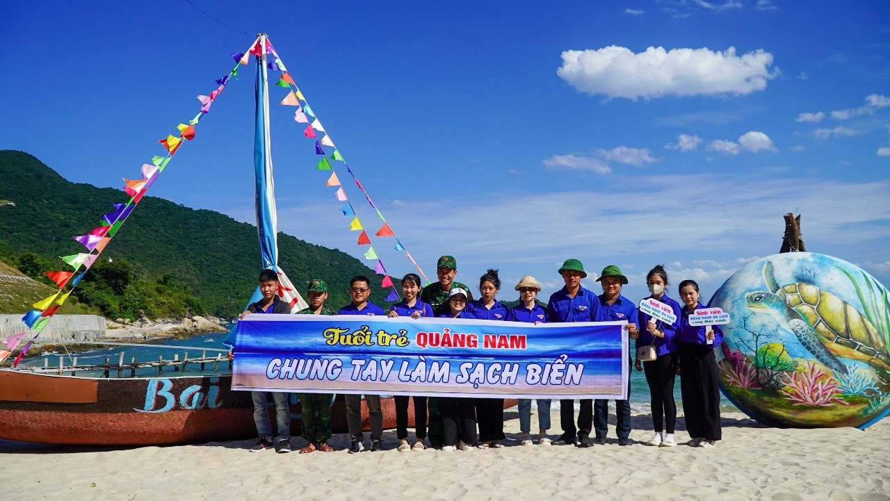 Tuổi trẻ Quảng Nam ra quân làm sạch bãi biển trong chiến dịch “Mùa hè xanh“. Ảnh: CTV