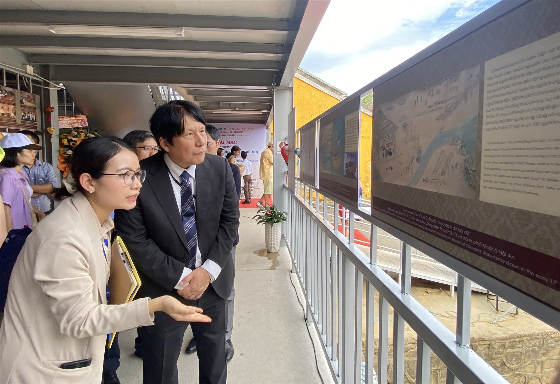 Japanese Consul General in Da Nang city Yakabe Yoshinori at the exhibition