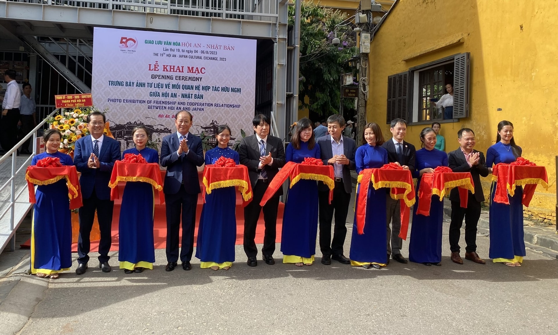 Cutting red ribbons to open the exhibition